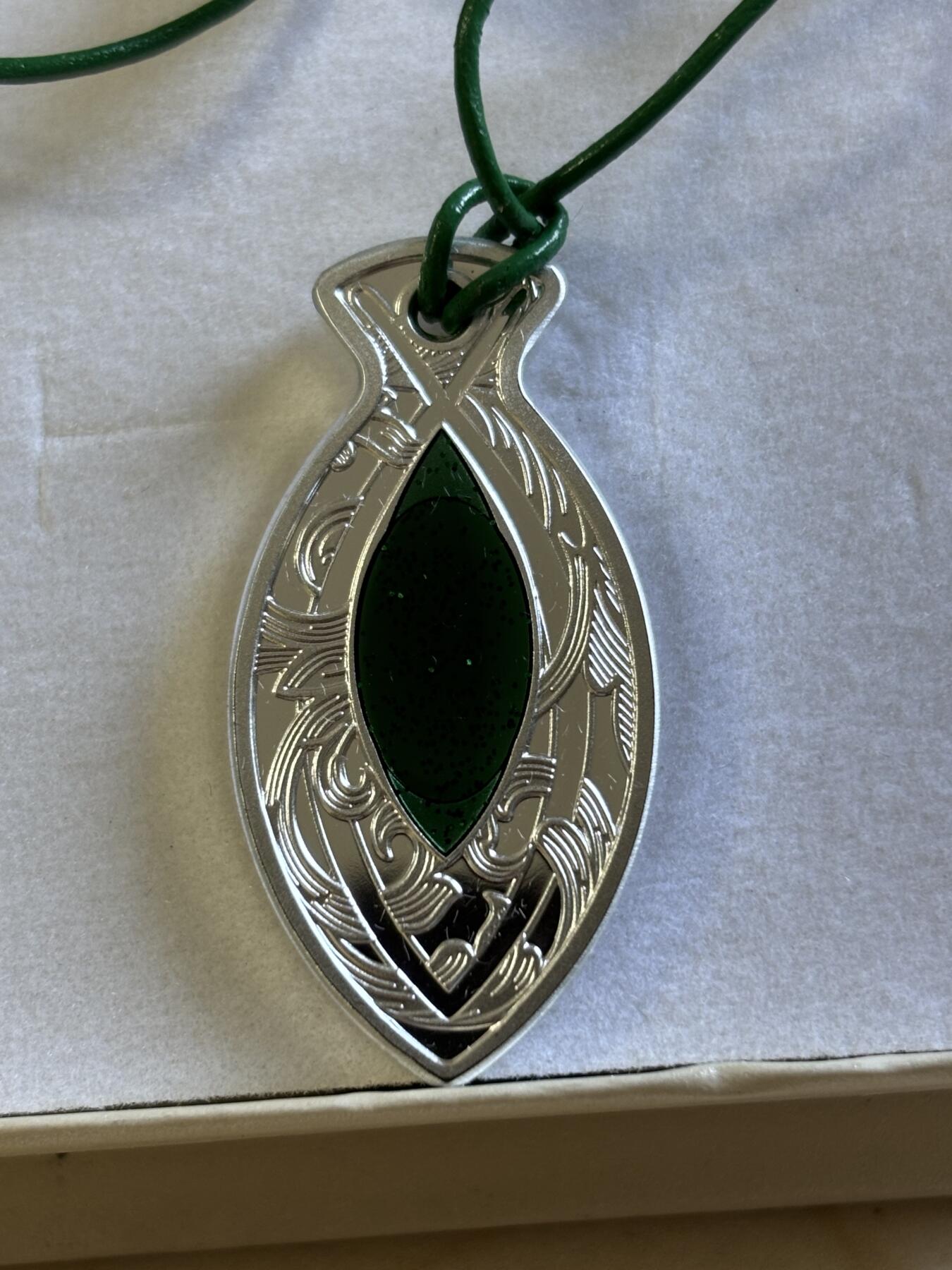 第197期拍卖 纽埃2022年鱼形吊坠镶嵌荧光石异形纪念银币，16.2克，发行量500枚