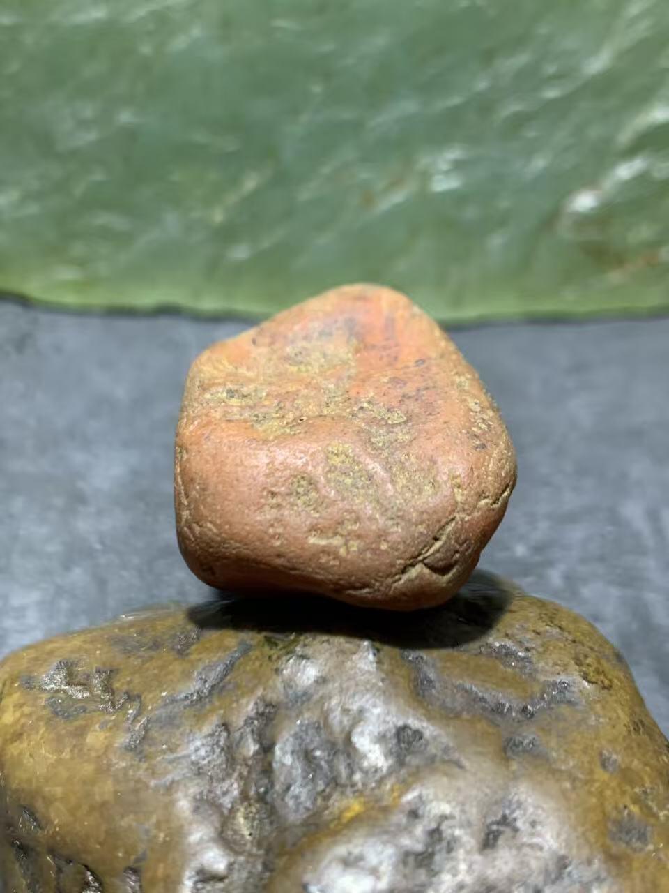 精美红皮蒙头料南红玛瑙原石一颗，