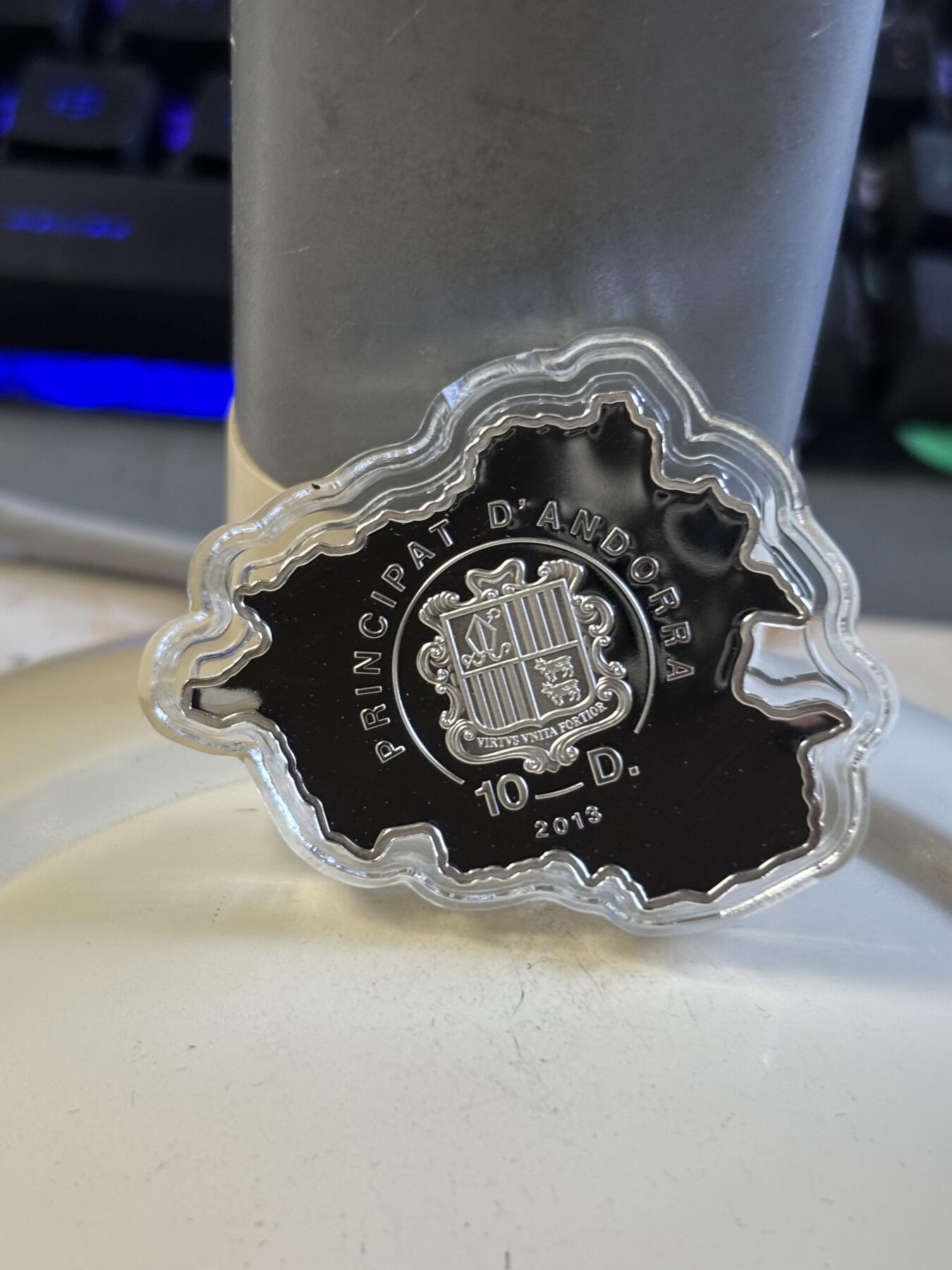 第197期拍卖 安道尔2013年自然宝藏系列鹿地图形彩色银币，1盎司999银，发行3000枚，盒子有脱皮银价584