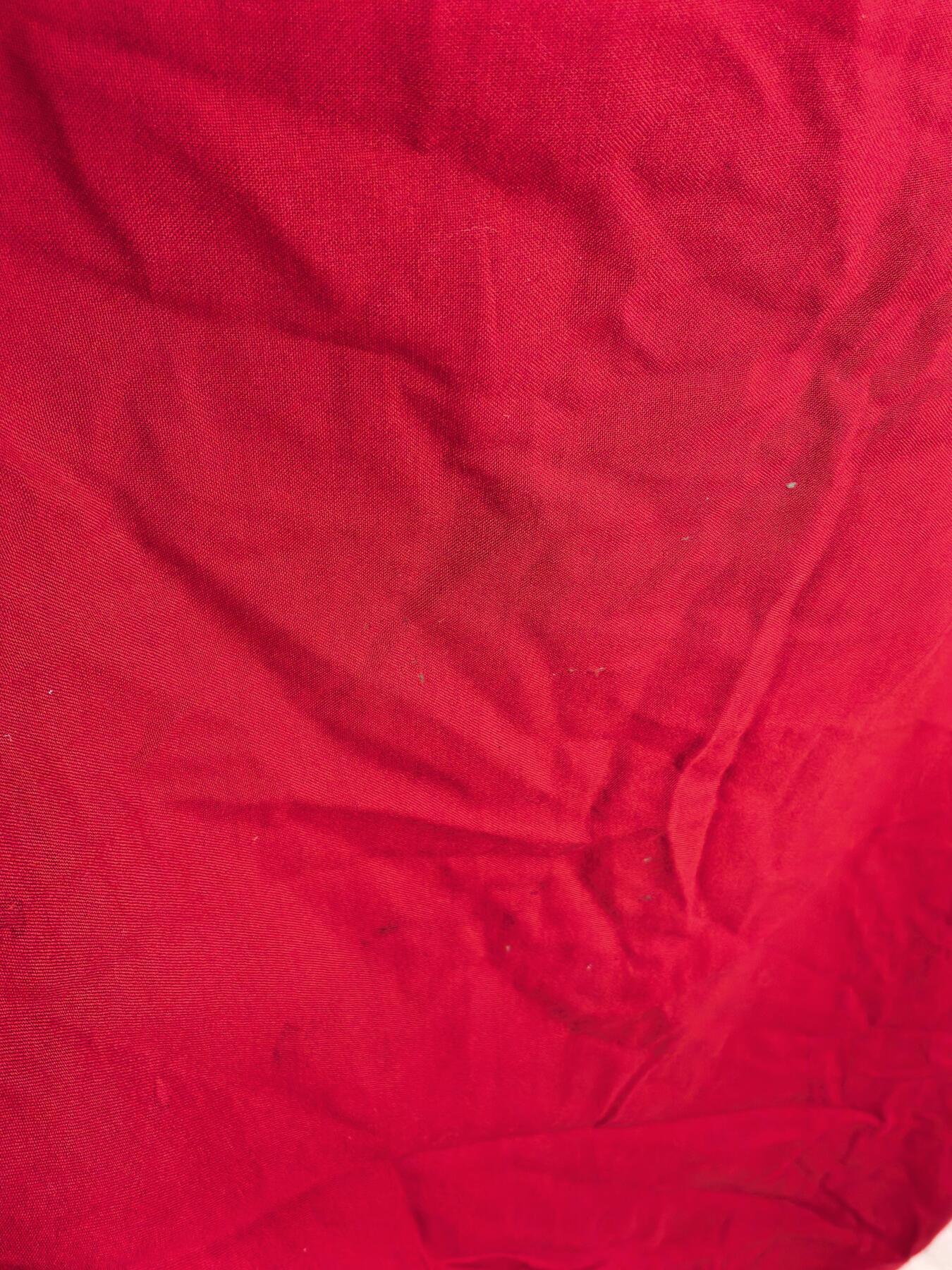 小驴勋章奖章收藏4月11日周六晚六点拍卖（珍爱和平，收藏战争，铭记历史，勿忘国耻，忠党爱国。有偿代拍，送拍规则在简介最后，参拍须阅读规则后再参拍，关系到运费包装发货时效真假辨别等关键信息，拍卖时不再发原图，看大图店主微信码在拍卖店铺介绍里） 苏联国旗 原品 长约2米 有些虫眼