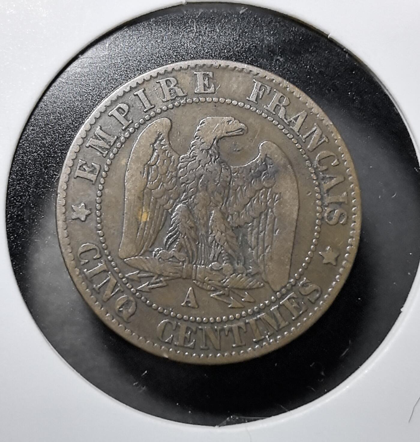 外国优质老铜币纪念币银币专场，周六晚上九点倒数截拍，满百包邮，周日发货,可寄存半年，喜欢朋友微信扫描二维码可直接参拍 法国1864年拿破仑三世 5 生丁铜币，是第二帝国时期经典流通辅币。正面的拿破仑三世是法兰西第二帝国皇帝，背面的帝国鹰徽是拿破仑家族权力的象征，巴黎造币厂铸造。该币见证了第二帝国的繁荣与殖民扩张，1870 年普法战争后帝国覆灭，此版币也随之退出流通，是法国近代钱币收藏的经典品种。