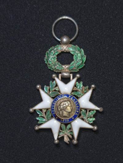 凯旋世界勋赏（第23期）（欢迎送拍）（对拍品有疑问请询问客服，不接受到手刀，出价默认拍品品相。请认真阅读拍卖规则！出价默认已认可！）（收到货请录制开箱视频，无视频概不处理问题。） - 法国三共荣誉军团勋章23.9g银制