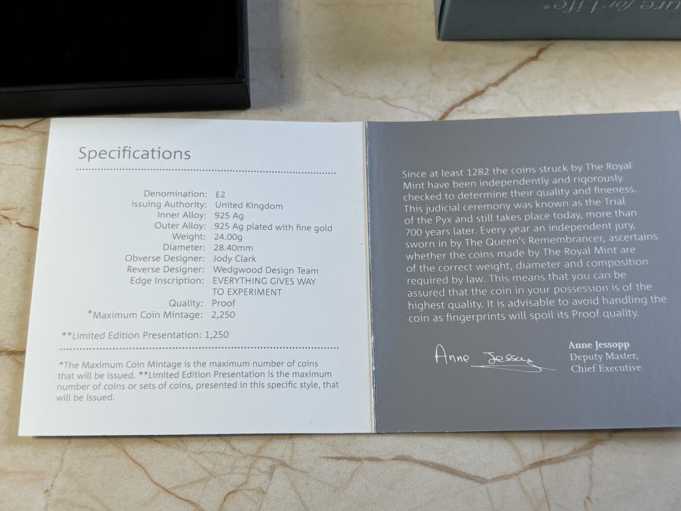 第197期拍卖 英国2019年韦奇伍德瓷器品牌创立260周年双色加厚银币，24克，925银，发行1250枚