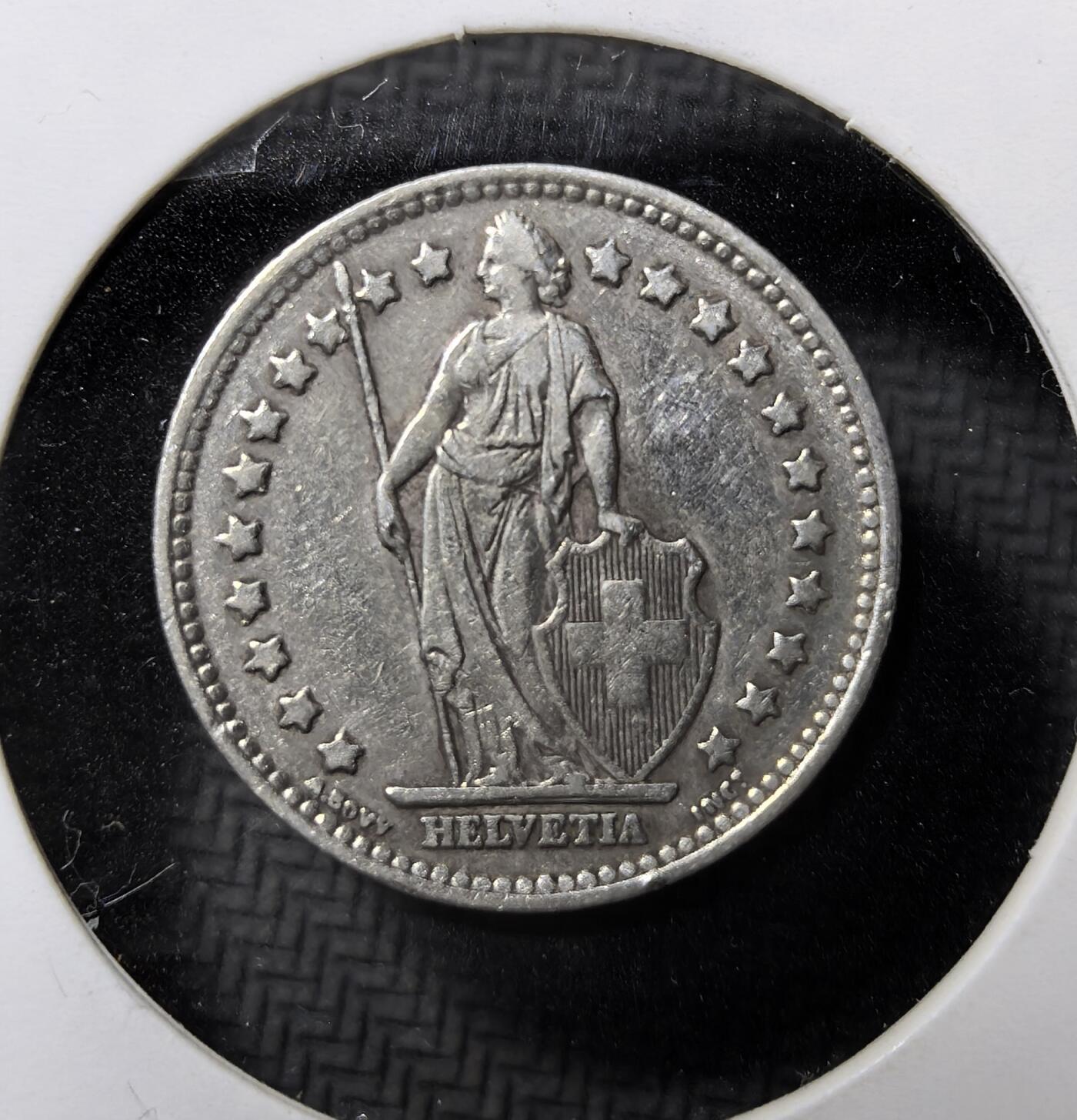 外国优质老铜币纪念币银币专场，周六晚上九点倒数截拍，满百包邮，周日发货,可寄存半年，喜欢朋友微信扫描二维码可直接参拍 瑞士1945 年 1 法郎银币，正面为象征瑞士的海尔维蒂亚女神，背面以花环环绕面值，由伯尔尼造币厂铸造，发行于二战结束当年，是瑞士经典流通银币，承载瑞士中立国历史与欧洲战后货币体系。