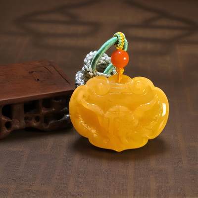 碧月说宝 君子怀瑾·当代和田玉清风专场(八) - 鸡油黄平安锁蜜蜡