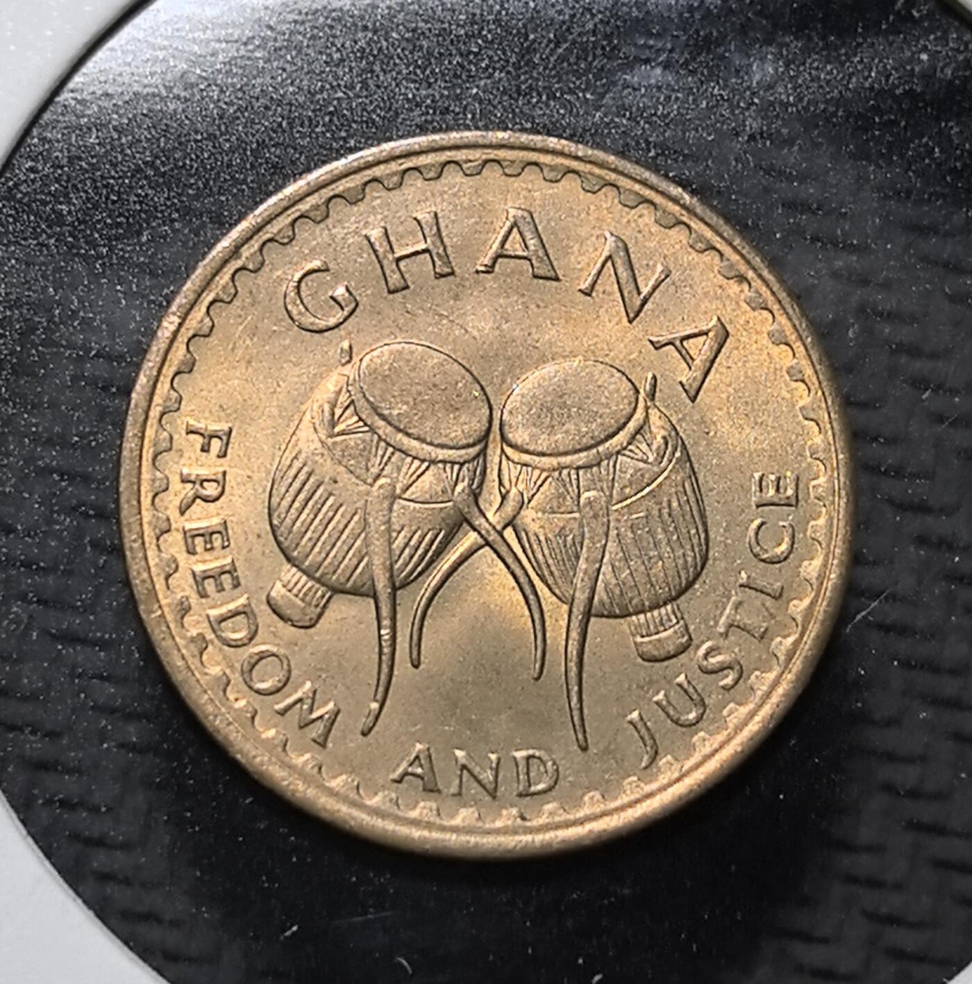外国优质老铜币纪念币银币专场，周六晚上九点倒数截拍，满百包邮，周日发货,可寄存半年，喜欢朋友微信扫描二维码可直接参拍 加纳1967年非洲传统鼓 1/2 比塞瓦铜币，正面为非洲传统鼓与国训 “自由与正义”，背面铸五角星与面值，是加纳独立后流通辅币，承载西非本土文化与民族独立精神。