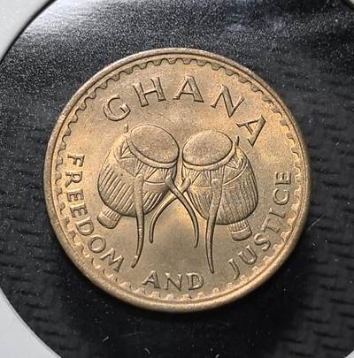 外国优质老铜币纪念币银币专场，周六晚上九点倒数截拍，满百包邮，周日发货,可寄存半年，喜欢朋友微信扫描二维码可直接参拍 - 加纳1967年非洲传统鼓 1/2 比塞瓦铜币，正面为非洲传统鼓与国训 “自由与正义”，背面铸五角星与面值，是加纳独立后流通辅币，承载西非本土文化与民族独立精神。