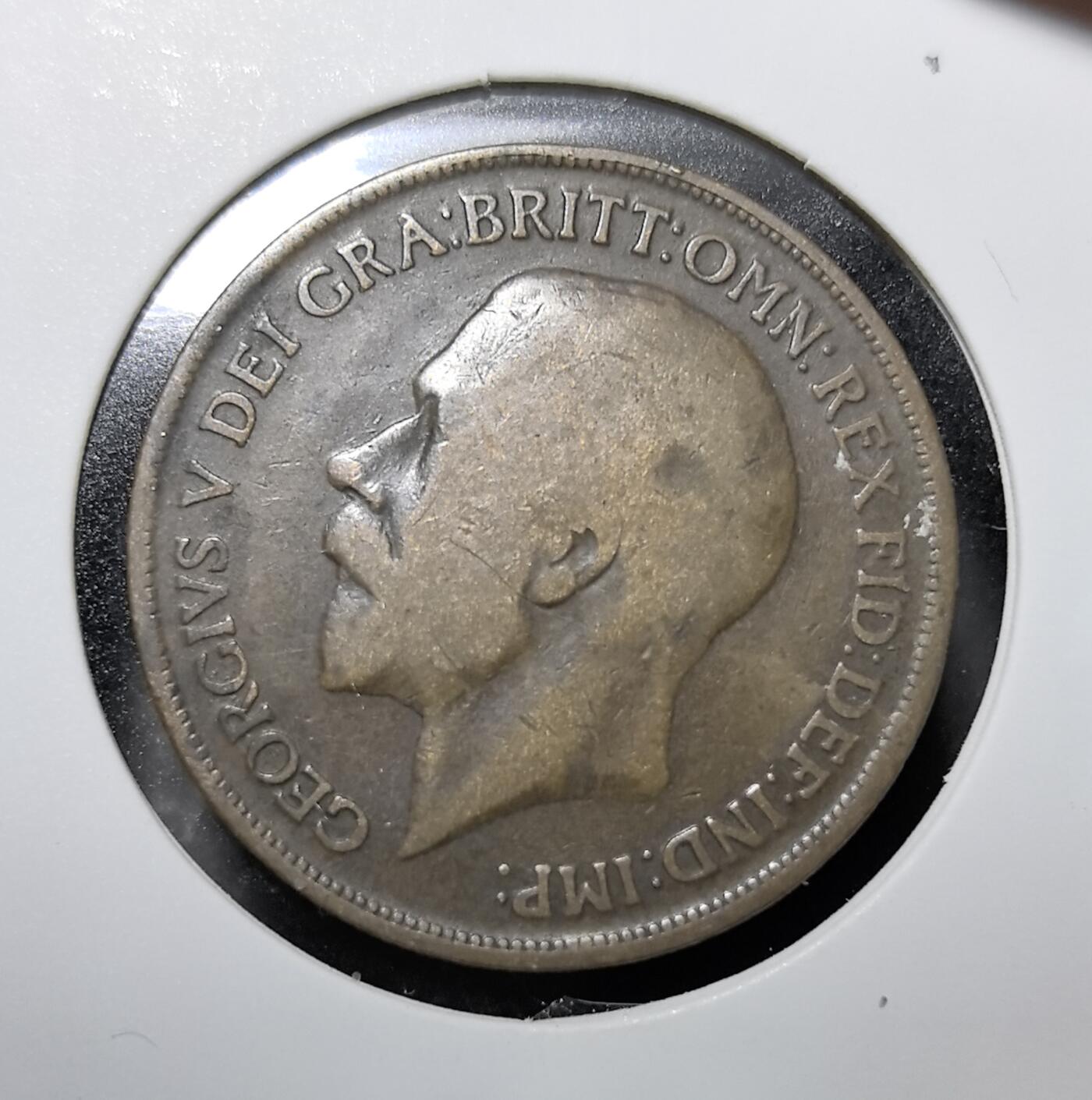 外国优质老铜币纪念币银币专场，周六晚上九点倒数截拍，满百包邮，周日发货,可寄存半年，喜欢朋友微信扫描二维码可直接参拍 英国1919 年1 便士铜币，乔治五世统治时期，是一战结束后英国本土核心流通辅币。背面的不列颠女神是英国海权与殖民霸权的象征，该币见证了一战后英国从战时经济转向和平发展、英帝国版图达到巅峰的历史阶段，是英国近代钱币收藏的经典品种。