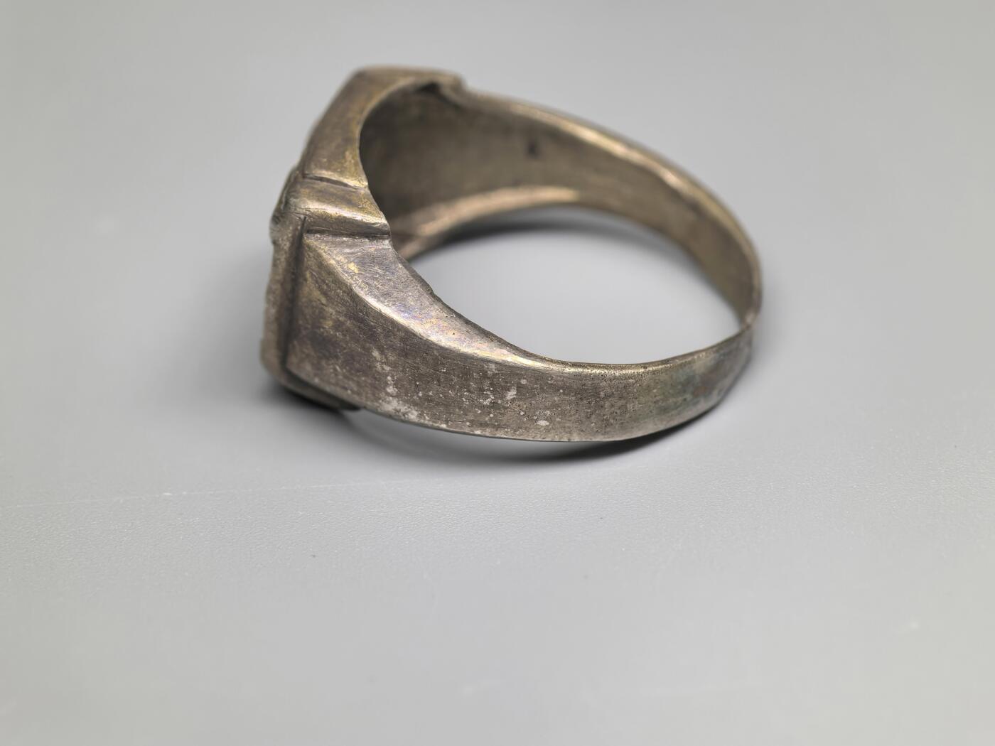 小驴勋章奖章收藏4月11日周六晚六点拍卖（珍爱和平，收藏战争，铭记历史，勿忘国耻，忠党爱国。有偿代拍，送拍规则在简介最后，参拍须阅读规则后再参拍，关系到运费包装发货时效真假辨别等关键信息，拍卖时不再发原图，看大图店主微信码在拍卖店铺介绍里） 使用原品开模 现代工艺品 秃鹫军团空军银戒指，内打银标，港码19码，图案为得三空军极早期第一版