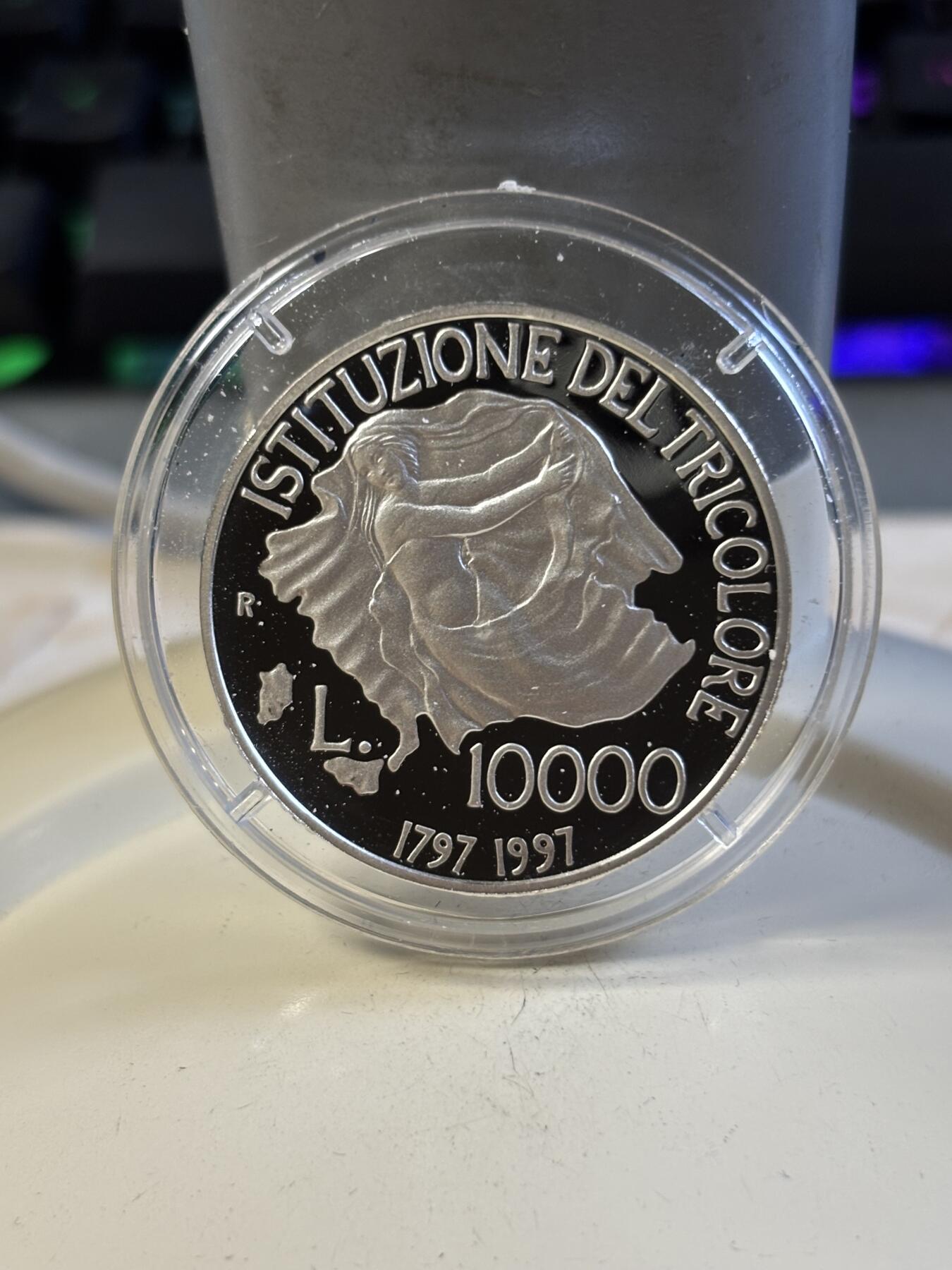 第197期拍卖 意大利1997年国旗诞生200年10000里拉精制纪念银币，835银，22克，