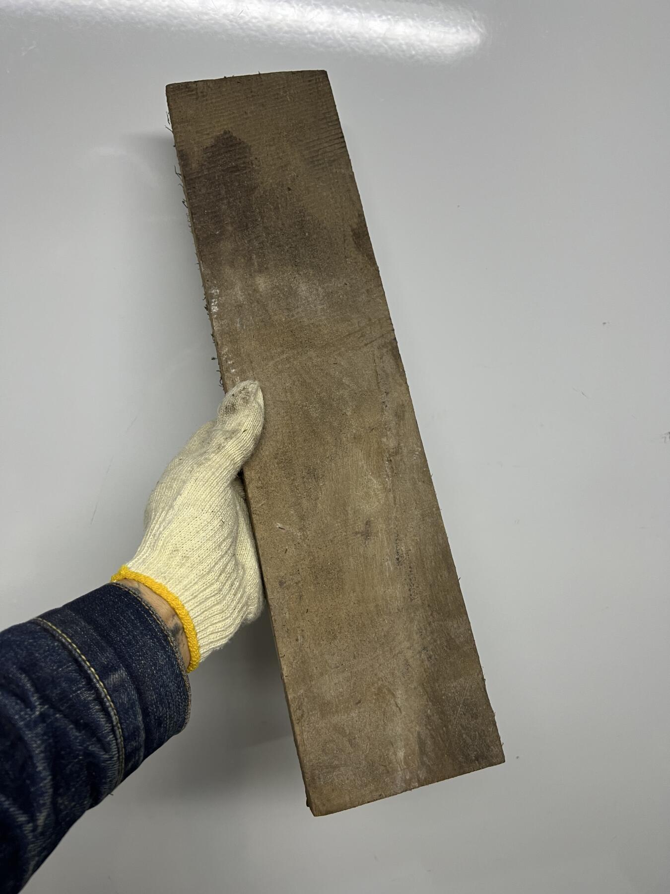 零元拍：NO.2金丝楠阴沉料满水波，切镇尺做牌子，无需打磨就已经金光闪闪。切牌子，做镇尺。满金丝药香，尺寸约：46/11.3/2.5CM。