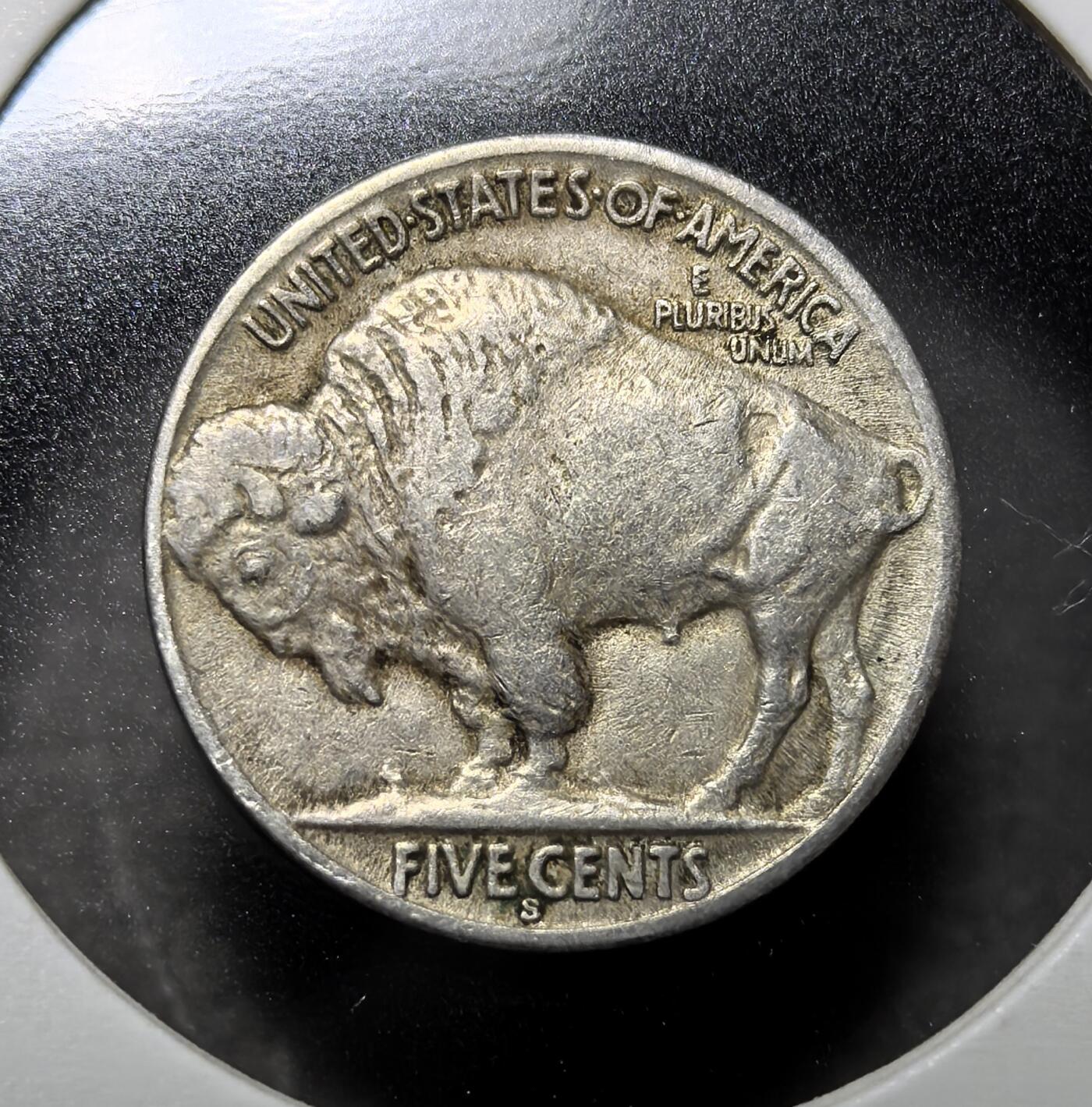 外国优质老铜币纪念币银币专场，周六晚上九点倒数截拍，满百包邮，周日发货,可寄存半年，喜欢朋友微信扫描二维码可直接参拍 极美品少见S版美国 1937年野牛镍币，以印第安人与美洲野牛为设计，是美国 20 世纪经典流通币，见证西进运动与原住民文化符号的历史印记。