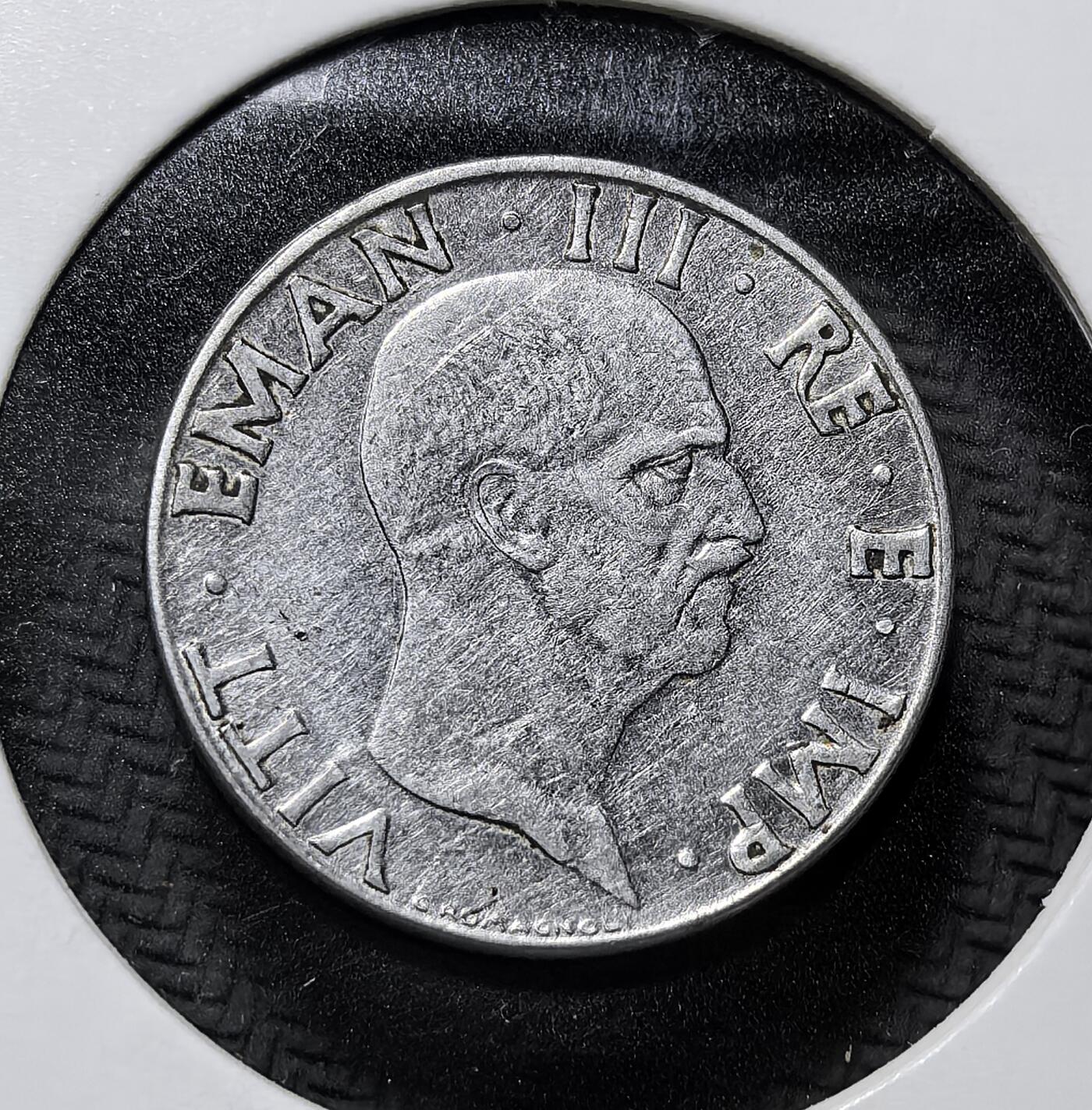 外国优质老铜币纪念币银币专场，周六晚上九点倒数截拍，满百包邮，周日发货,可寄存半年，喜欢朋友微信扫描二维码可直接参拍 （法西斯纪年第 18 年）意大利王国1940 年50 分，正面为国王维托里奥・埃马努埃莱三世像，背面是法西斯鹰徽与束棒，是二战期间意大利法西斯政权的流通币，见证法西斯统治时期的意大利货币史。