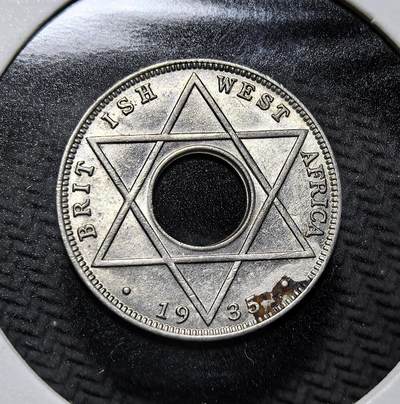 外国优质老铜币纪念币银币专场，周六晚上九点倒数截拍，满百包邮，周日发货,可寄存半年，喜欢朋友微信扫描二维码可直接参拍 - 英属西非1935年1/10 便士镍币，正面为英王乔治五世像，背面以所罗门之星（六芒星）为设计，是英属西非殖民地流通辅币，见证英国殖民西非的货币体系与历史。