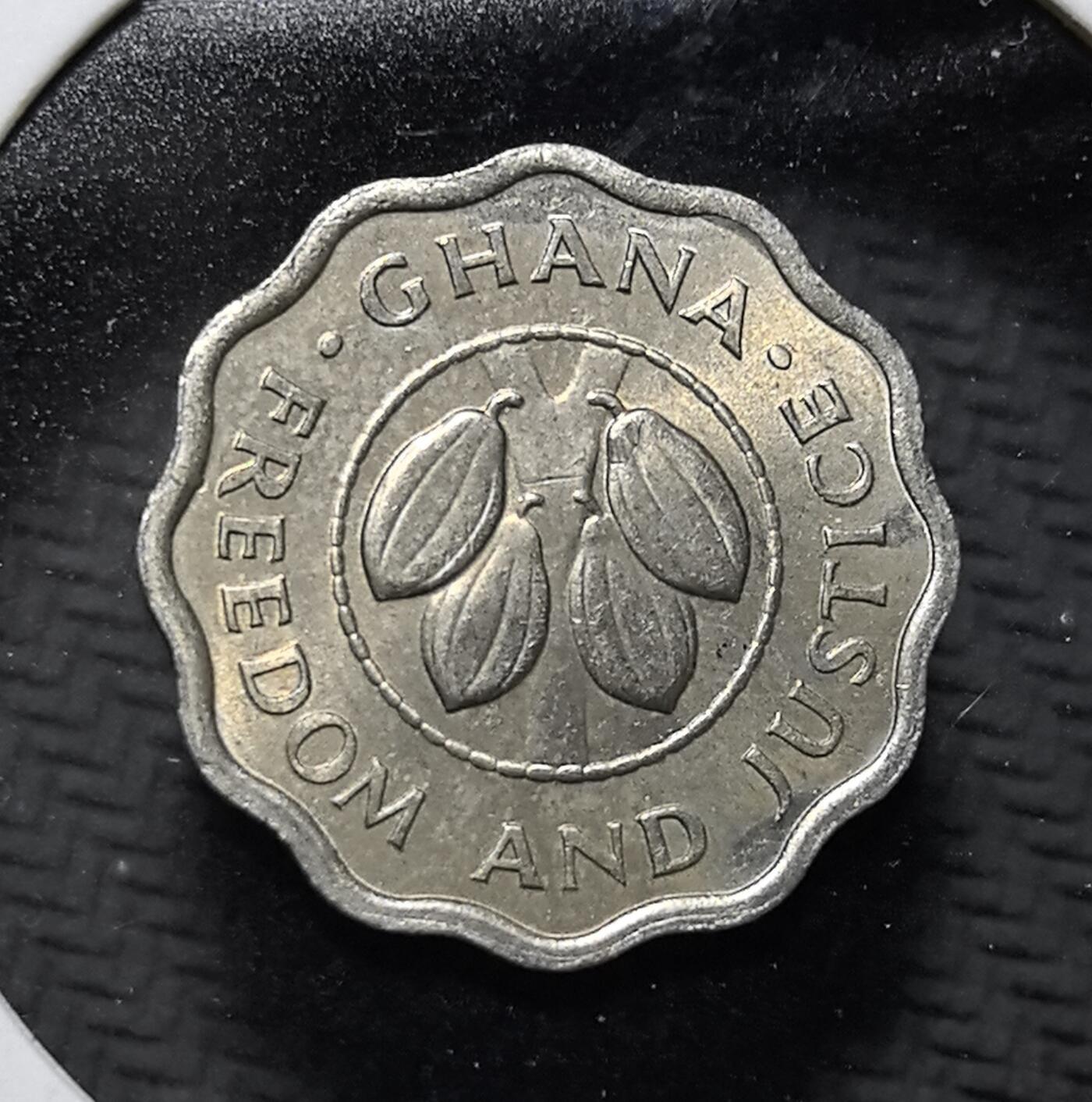 外国优质老铜币纪念币银币专场，周六晚上九点倒数截拍，满百包邮，周日发货,可寄存半年，喜欢朋友微信扫描二维码可直接参拍 加纳1967年可可豆2½ 比塞瓦花边形镍币。正面为加纳国徽，背面以可可豆彰显其支柱产业，铸国训 “自由与正义”，是加纳独立后流通币，见证西非国家货币自主与本土经济文化。