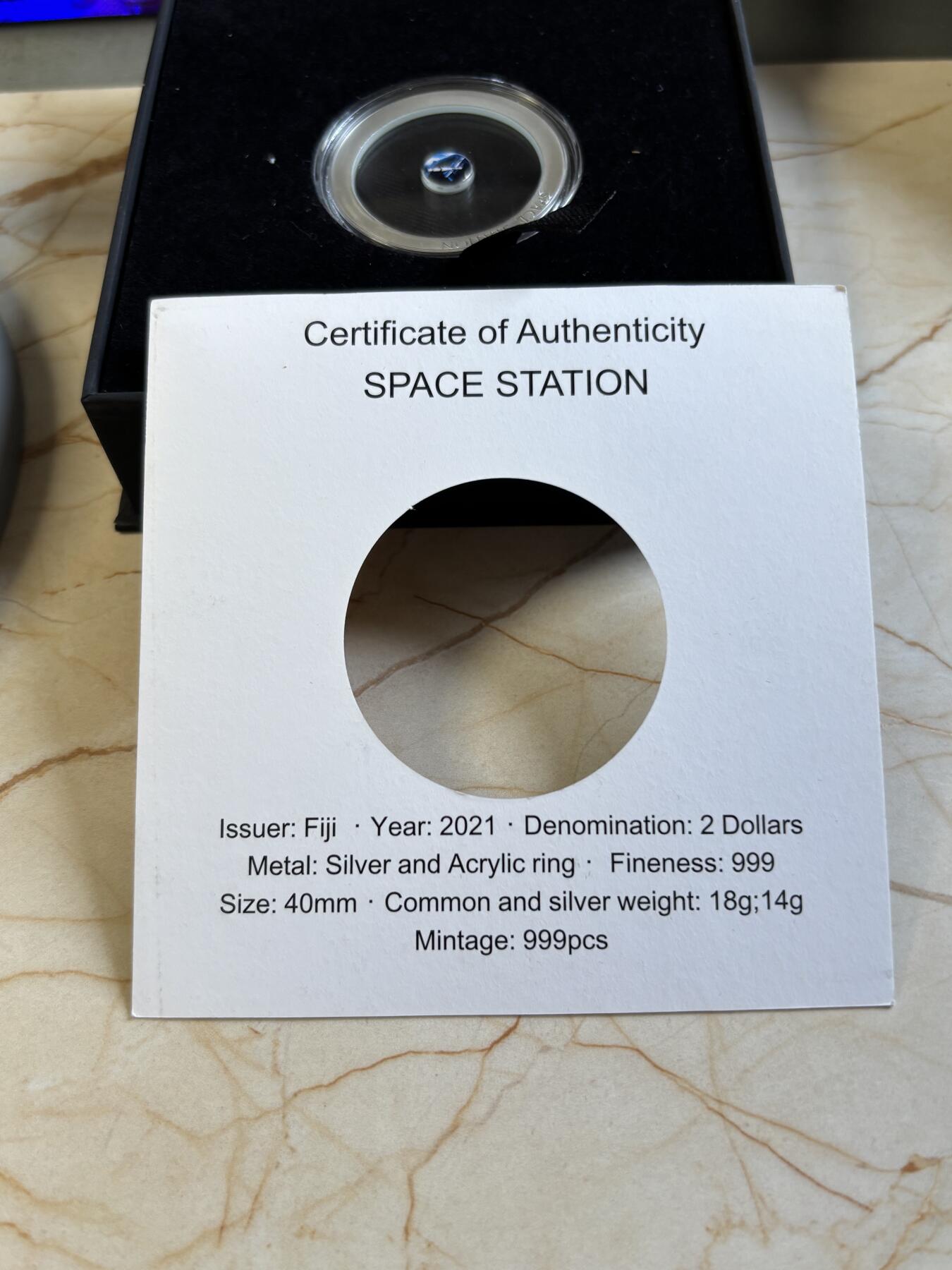 第197期拍卖 斐济2021年镶透明亚克力宇宙空间站银币，999银+亚克力，14+4克，发行999枚