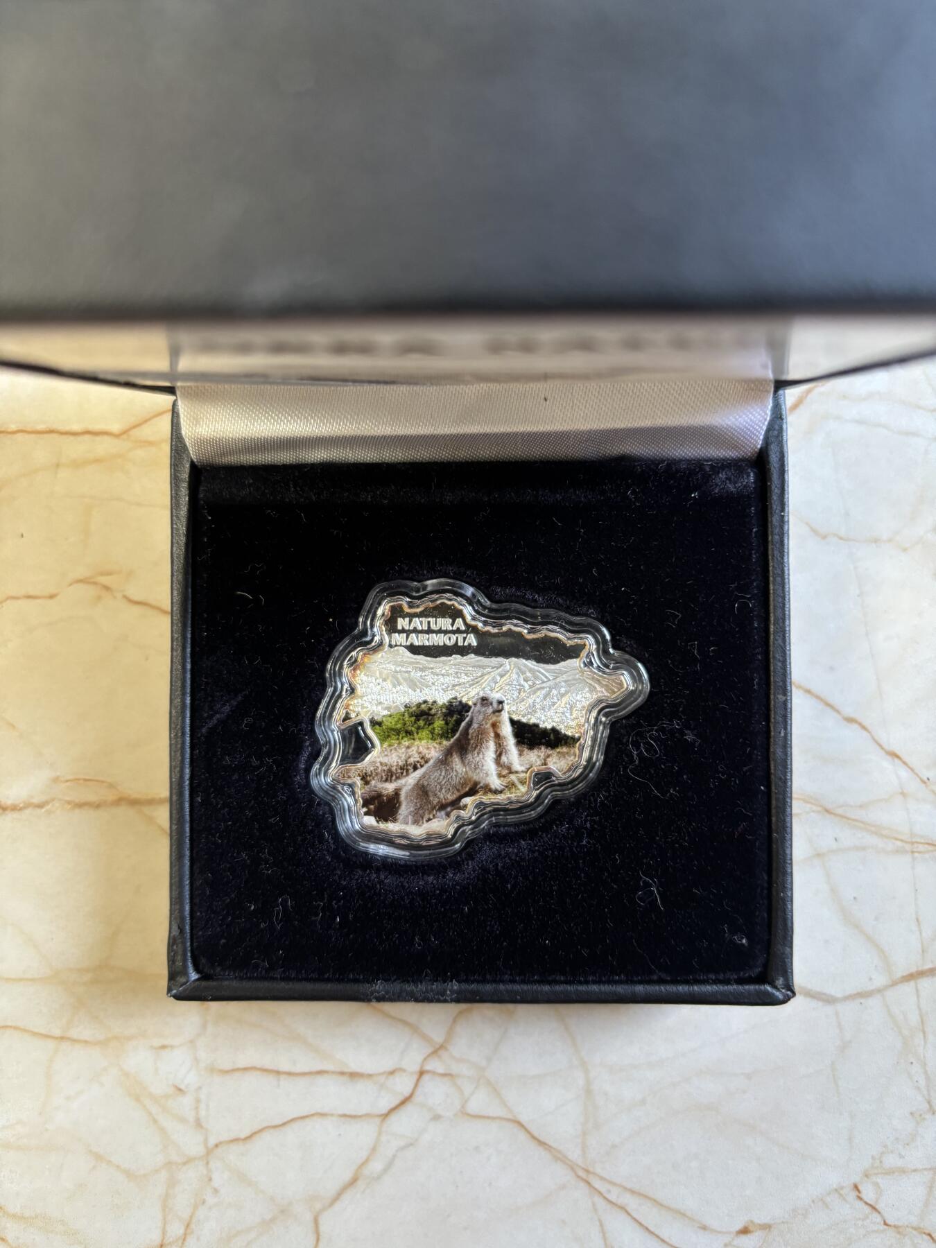 第197期拍卖 安道尔2013年自然宝藏系列旱獭地图形彩色银币，1盎司999银，发行3000枚，皮盒脱皮，银价584