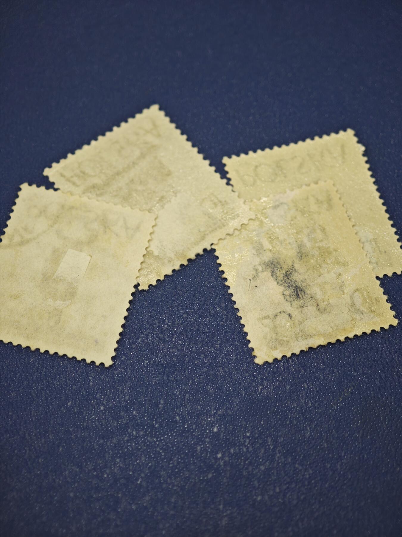 橙子收藏第八期(社会主义国家邮票专场) 这四枚邮票以华沙的标志性雕像为主题，展现了波兰不同时期的历史人物与精神符号，发行于20世纪50-60年代，是波兰雕刻版邮票的经典之作。 