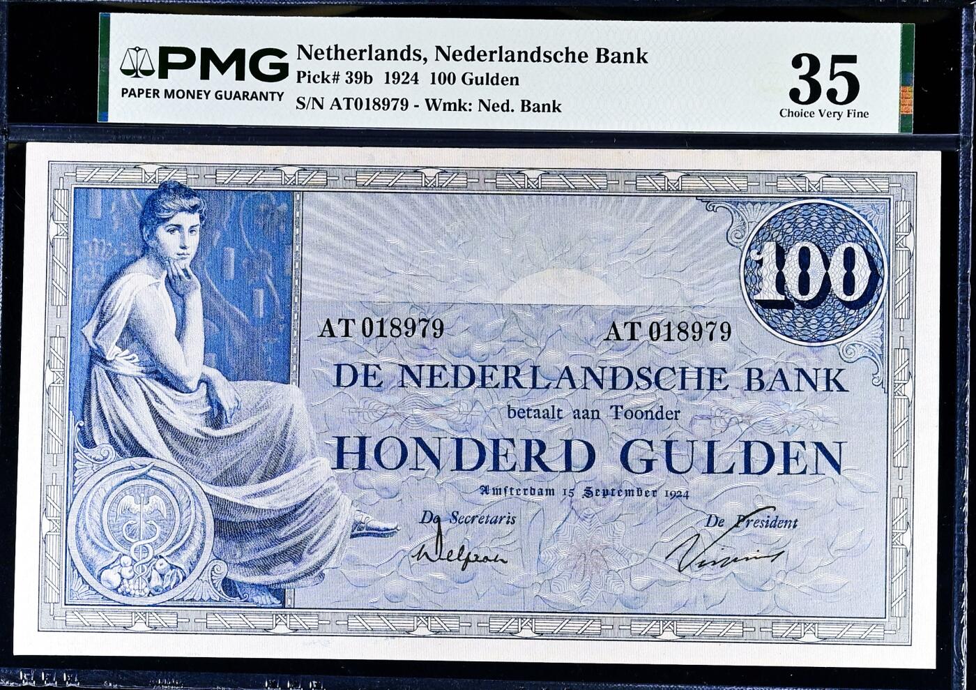 【Blue Auction】世界纸币精拍第807期——18级TOP拍卖/信誉/品质/专业/高效💫 【冠军分 稀少早期b版】荷兰1924年100盾 阿斯克勒庇俄斯之杖 坐姿女性为彼时阿姆斯特丹国立美术研究院的模特 其名Grietje Seel成为荷兰20年代高面额纸币的统称 由国宝级艺术家、史上第一张10荷兰盾纸币的设计师Nicolaas van der Waay绘制 评级量远低于常见1927-29年d版 右下不明显Buiten Omloop紫戳 PMG35