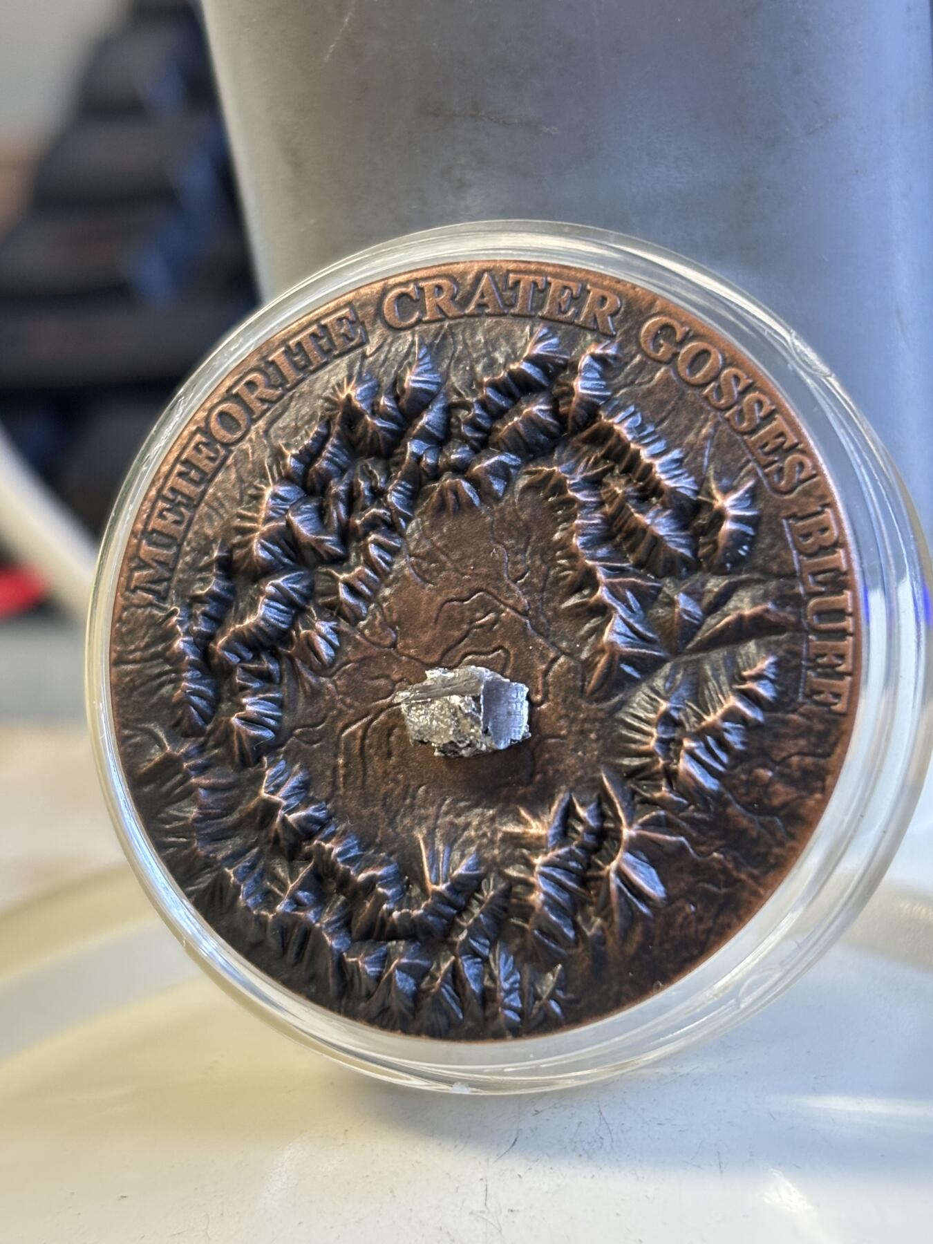 第197期拍卖 纽埃2017年陨石坑系列4镶嵌戈斯峭壁陨石仿古银币，999银，发行666枚