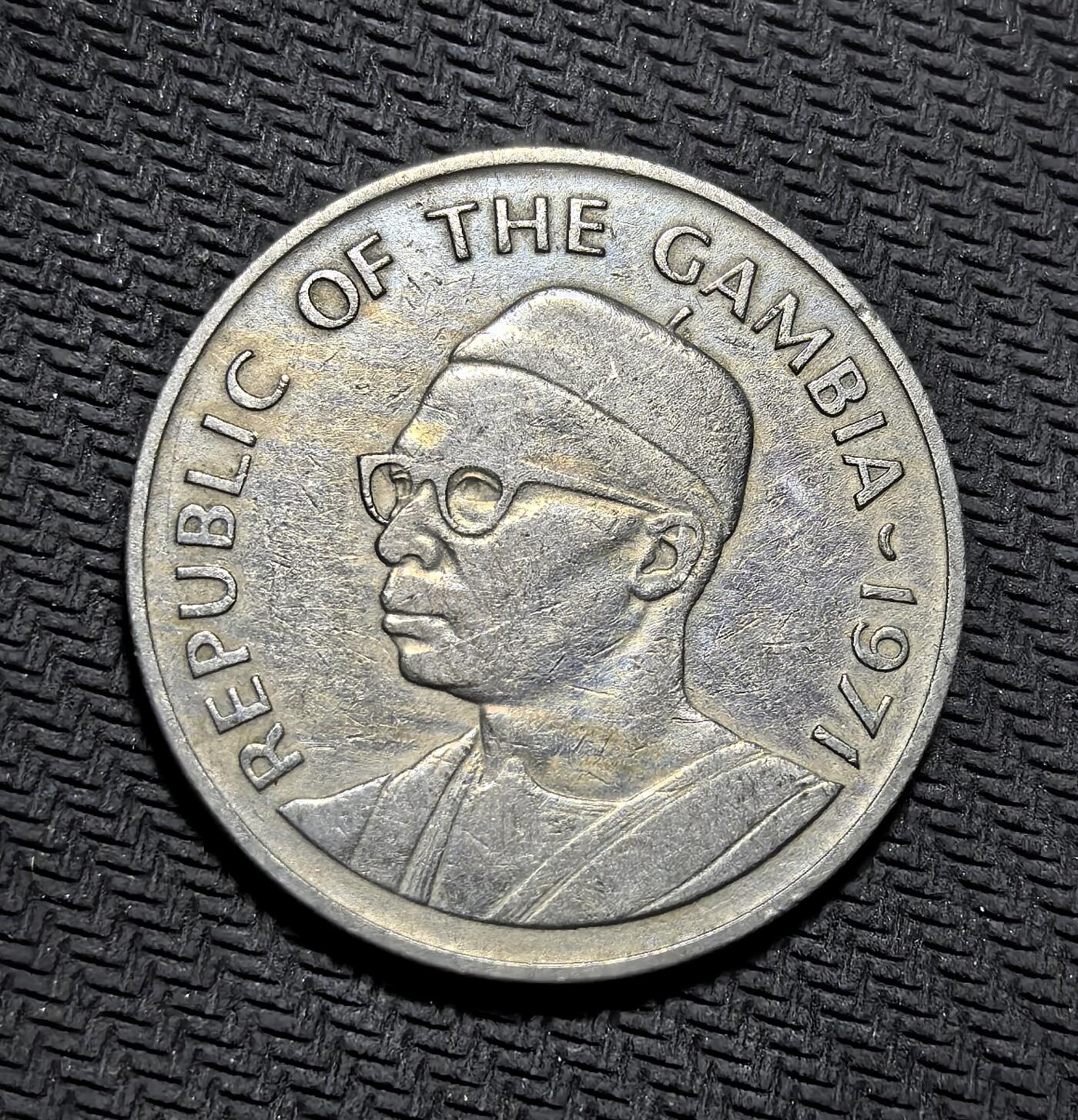 外国优质老铜币纪念币银币专场，周六晚上九点倒数截拍，满百包邮，周日发货,可寄存半年，喜欢朋友微信扫描二维码可直接参拍 冈比亚尼罗鳄1 达拉西，正面为开国总统贾瓦拉像，背面以尼罗鳄彰显西非本土特色，是冈比亚独立后首套主币，见证西非国家货币体系建立。