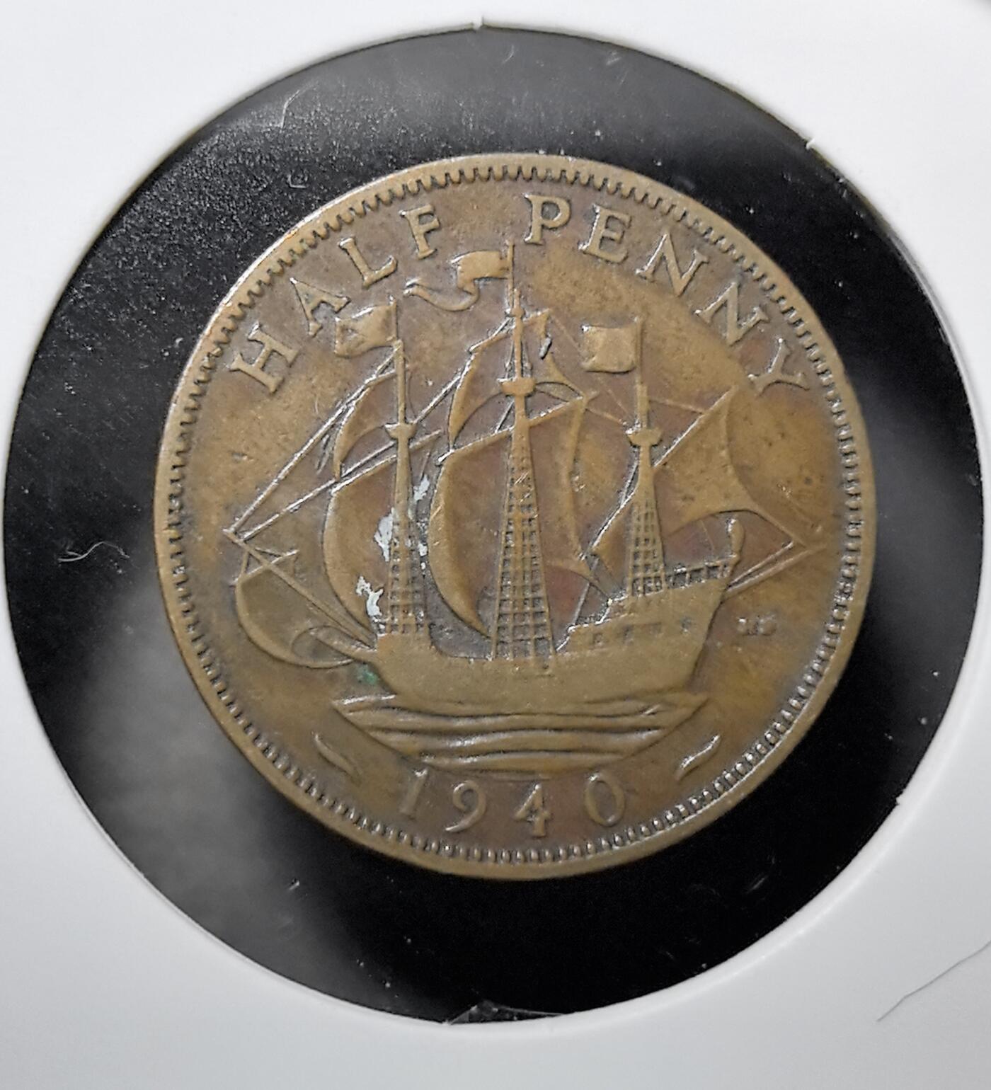 外国优质老铜币纪念币银币专场，周六晚上九点倒数截拍，满百包邮，周日发货,可寄存半年，喜欢朋友微信扫描二维码可直接参拍 英国乔治六世1940 年半便士铜币，发行于乔治六世时期，正面为国王侧像，背面以象征英国航海史的金鹿号三桅帆船为核心图案，是二战期间英国本土流通辅币，承载英国战时经济、英联邦货币体系历史，1970 年十进制改革后退出流通。