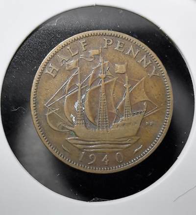 外国优质老铜币纪念币银币专场，周六晚上九点倒数截拍，满百包邮，周日发货,可寄存半年，喜欢朋友微信扫描二维码可直接参拍 - 英国乔治六世1940 年半便士铜币，发行于乔治六世时期，正面为国王侧像，背面以象征英国航海史的金鹿号三桅帆船为核心图案，是二战期间英国本土流通辅币，承载英国战时经济、英联邦货币体系历史，1970 年十进制改革后退出流通。