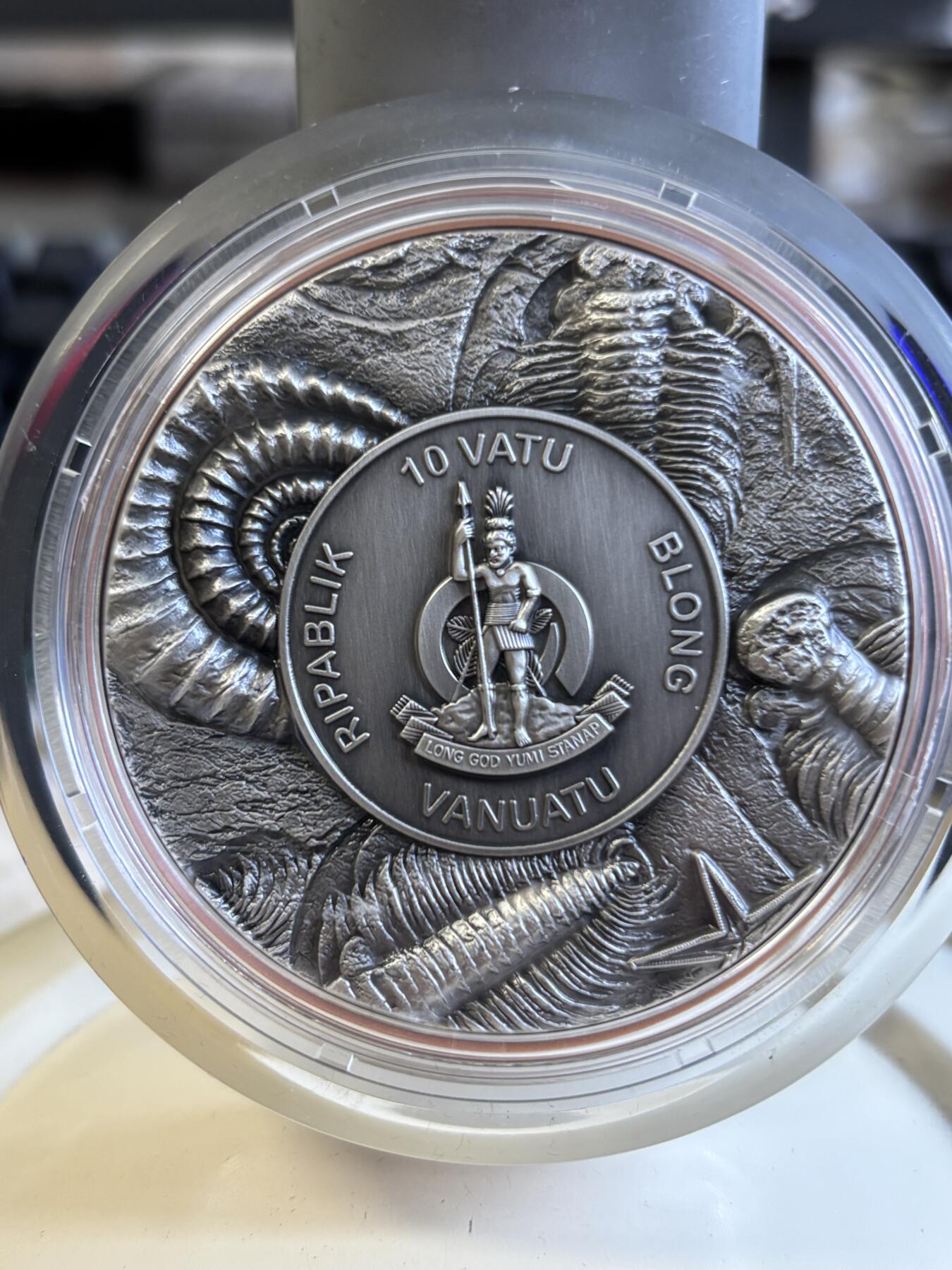 第197期拍卖 瓦努阿图2025年恐龙时代5巨齿鲨银铜双金属纪念币，999银+铜，10克+145克，发行1999枚