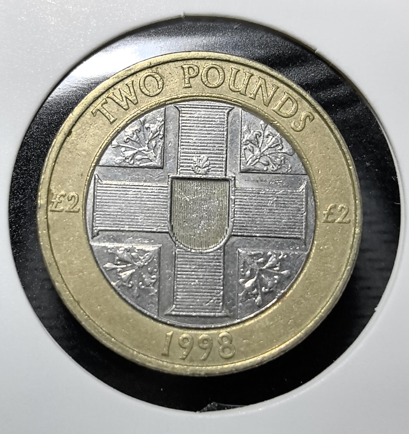 外国优质老铜币纪念币银币专场，周六晚上九点倒数截拍，满百包邮，周日发货,可寄存半年，喜欢朋友微信扫描二维码可直接参拍 根西岛1998年2英镑双色流通币，正面为伊丽莎白二世像，背面是技术感十字纹章，见证根西作为英皇家属地的独立货币发行权与英镑体系下的地方货币历史。