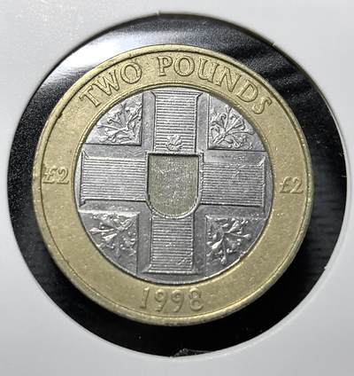 外国优质老铜币纪念币银币专场，周六晚上九点倒数截拍，满百包邮，周日发货,可寄存半年，喜欢朋友微信扫描二维码可直接参拍 - 根西岛1998年2英镑双色流通币，正面为伊丽莎白二世像，背面是技术感十字纹章，见证根西作为英皇家属地的独立货币发行权与英镑体系下的地方货币历史。