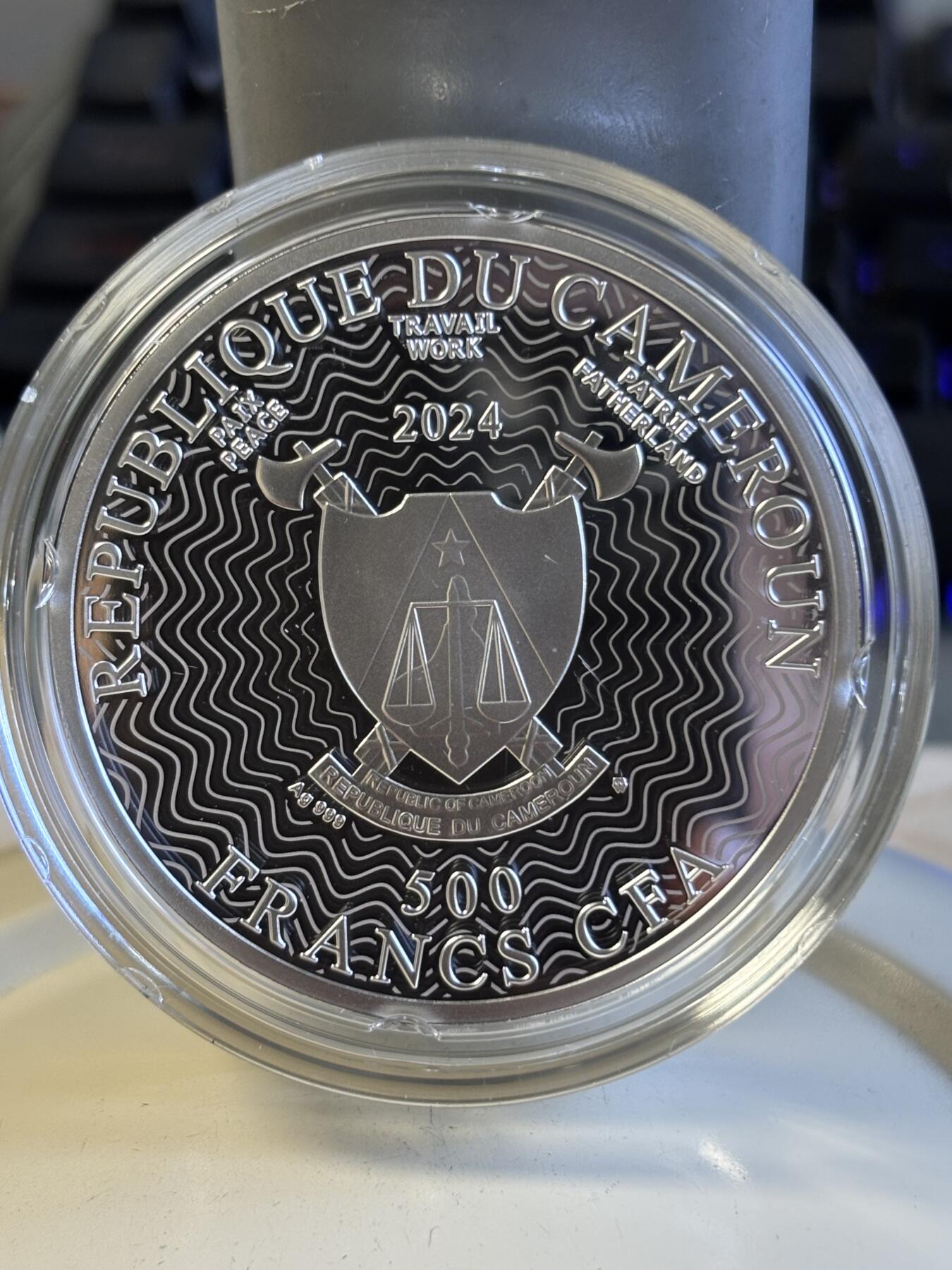 第197期拍卖 喀麦隆2024年自然之美系列阿波罗绢蝶彩色纪念银币，999银，17.5克，发行555枚，有起泡