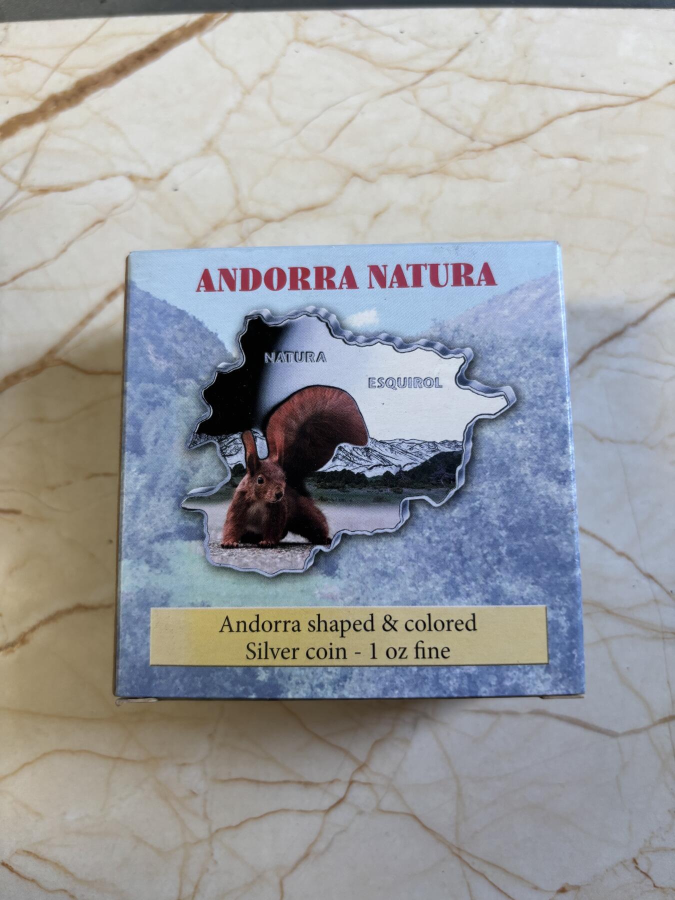 第197期拍卖 安道尔2013年自然宝藏系列红尾松鼠地图彩银币，1盎司999银，发行量3000枚，盒子脱皮，银价584