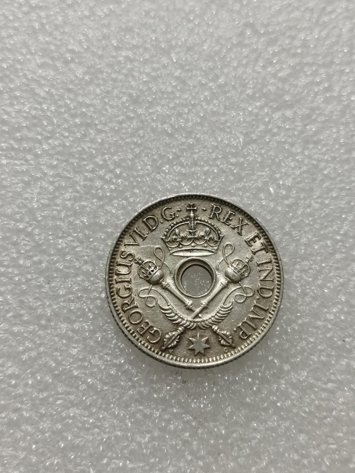 天下钱庄专场欢迎参拍 新几内亚中孔银币