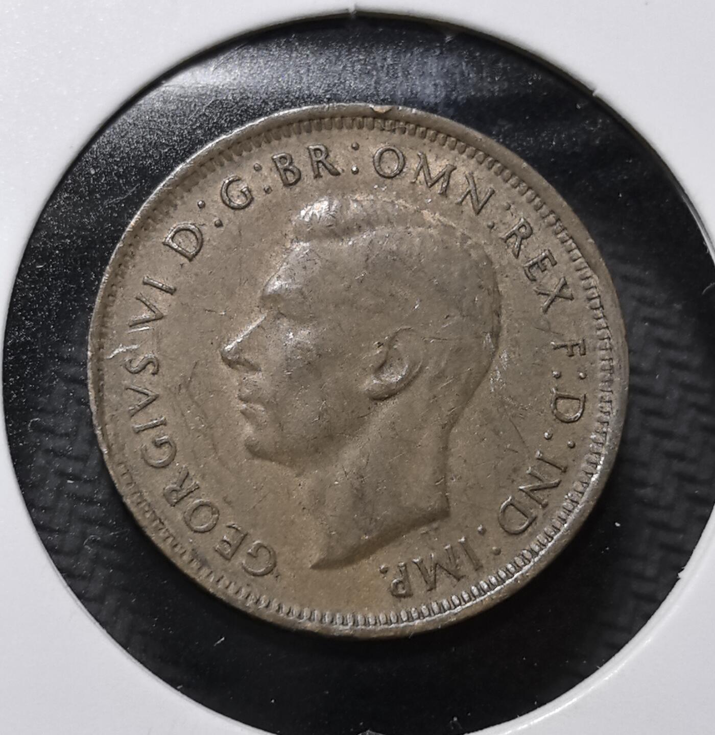 外国优质老铜币纪念币银币专场，周六晚上九点倒数截拍，满百包邮，周日发货,可寄存半年，喜欢朋友微信扫描二维码可直接参拍 澳大利亚1947 年半便士铜币，正面为英王乔治六世像，背面以袋鼠彰显本土特色，是二战后英属澳大利亚流通辅币，见证澳英殖民关系与澳币自主进程。