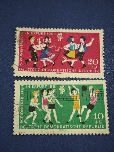 橙子收藏第八期(社会主义国家邮票专场) - 东德1961年 第五届少先队代表大会附捐邮票简介     这两枚是德意志民主共和国（东德）于1961年发行的附捐邮票，主题为在爱尔福特（Erfurt）举办的第五届少先队代表大会（V. Pioniertreffen），附捐金额用于支持东德少先队的活动经费。