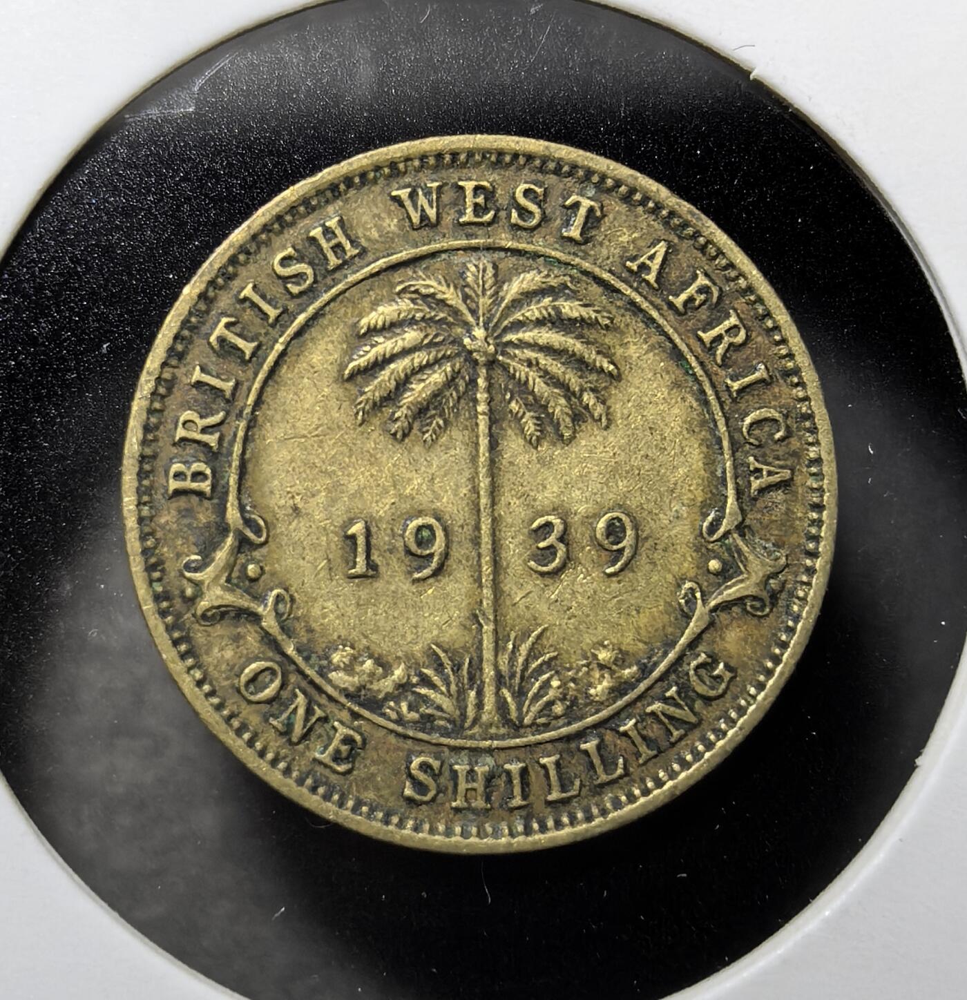 外国优质老铜币纪念币银币专场，周六晚上九点倒数截拍，满百包邮，周日发货,可寄存半年，喜欢朋友微信扫描二维码可直接参拍 英属西非1939年1先令币，发行于乔治六世时期，正面为国王侧像，背面以象征西非的油棕榈树为设计，是英属西非货币体系的核心流通辅币，承载英国殖民西非、二战战时经济与非洲殖民格局历史。