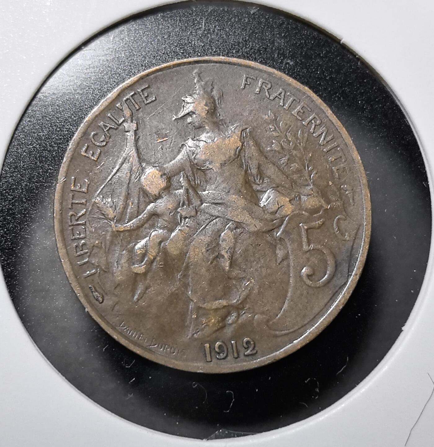 外国优质老铜币纪念币银币专场，周六晚上九点倒数截拍，满百包邮，周日发货,可寄存半年，喜欢朋友微信扫描二维码可直接参拍 法国1912年5 生丁铜币，是第三共和国时期的经典流通辅币。正面的玛丽安娜是法国共和精神的象征，背面法国大革命的核心格言。该币发行于一战前夕，见证了法国战前经济繁荣与共和制度的稳固，1921 年因货币改革逐步退出流通，是法国近代钱币收藏的热门品种。