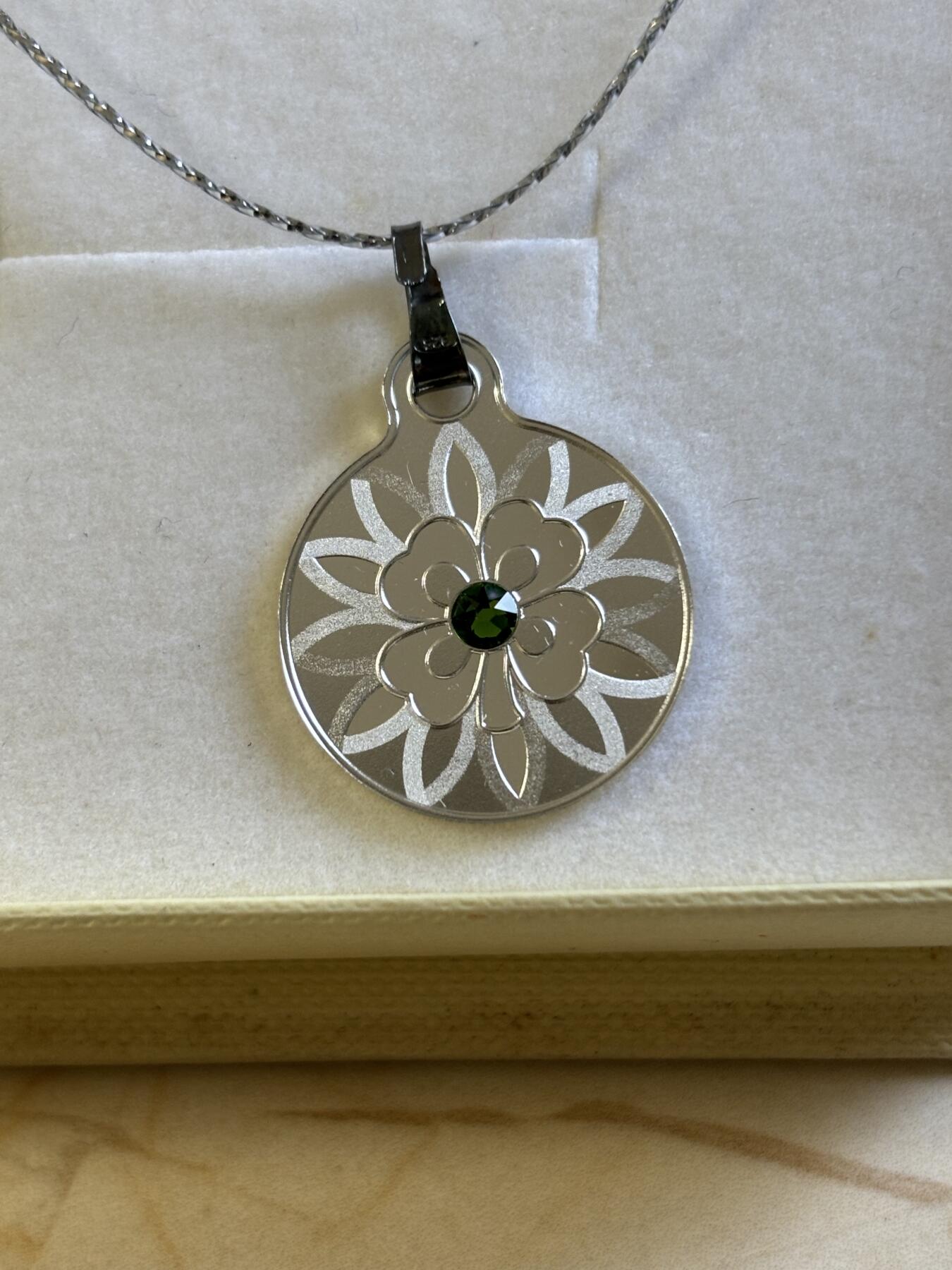 第197期拍卖 喀麦隆2019年四叶草镶嵌水晶纪念银币吊坠，925银，2.2克，发行500枚