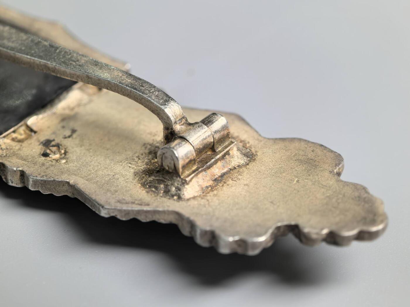 小驴勋章奖章收藏4月11日周六晚六点拍卖（珍爱和平，收藏战争，铭记历史，勿忘国耻，忠党爱国。有偿代拍，送拍规则在简介最后，参拍须阅读规则后再参拍，关系到运费包装发货时效真假辨别等关键信息，拍卖时不再发原图，看大图店主微信码在拍卖店铺介绍里） 得三银级近距离作战勋饰，背打R.S.厂标