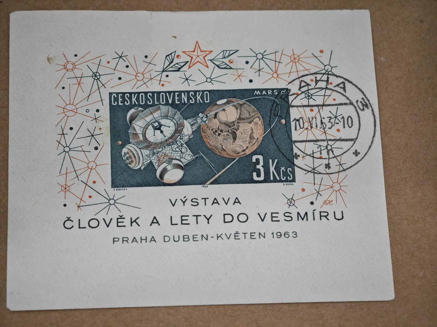 橙子收藏第八期(社会主义国家邮票专场) 捷克斯洛伐克1963年发行的“人类与太空飞行”航天展纪念小型张，1962年苏联发射的“火星1号”探测器在飞掠火星时失联，但它开启了人类对火星的探测序幕，这枚邮票正是对这一探索的致敬。冷战时期东欧社会主义阵营致敬苏联航天成就的经典邮品。
