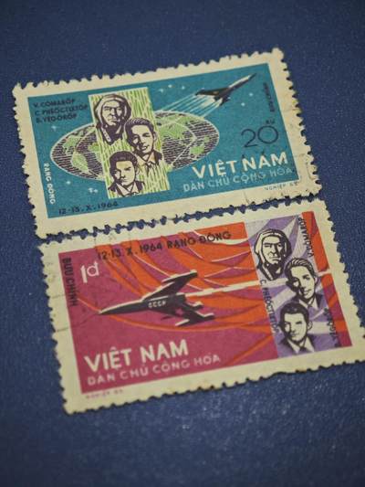橙子收藏第八期(社会主义国家邮票专场) - 越南民主共和国（北越）1965年 纪念苏联“上升1号”（Voskhod 1）宇宙飞船邮票（2枚）1964年10月12-13日，苏联发射了人类首次3人乘组的宇宙飞船“上升1号”（Восход 1），这是世界上第一次载有3名宇航员的载人航天任务。作为苏联的盟友，北越在1965年发行了这套纪念邮票。