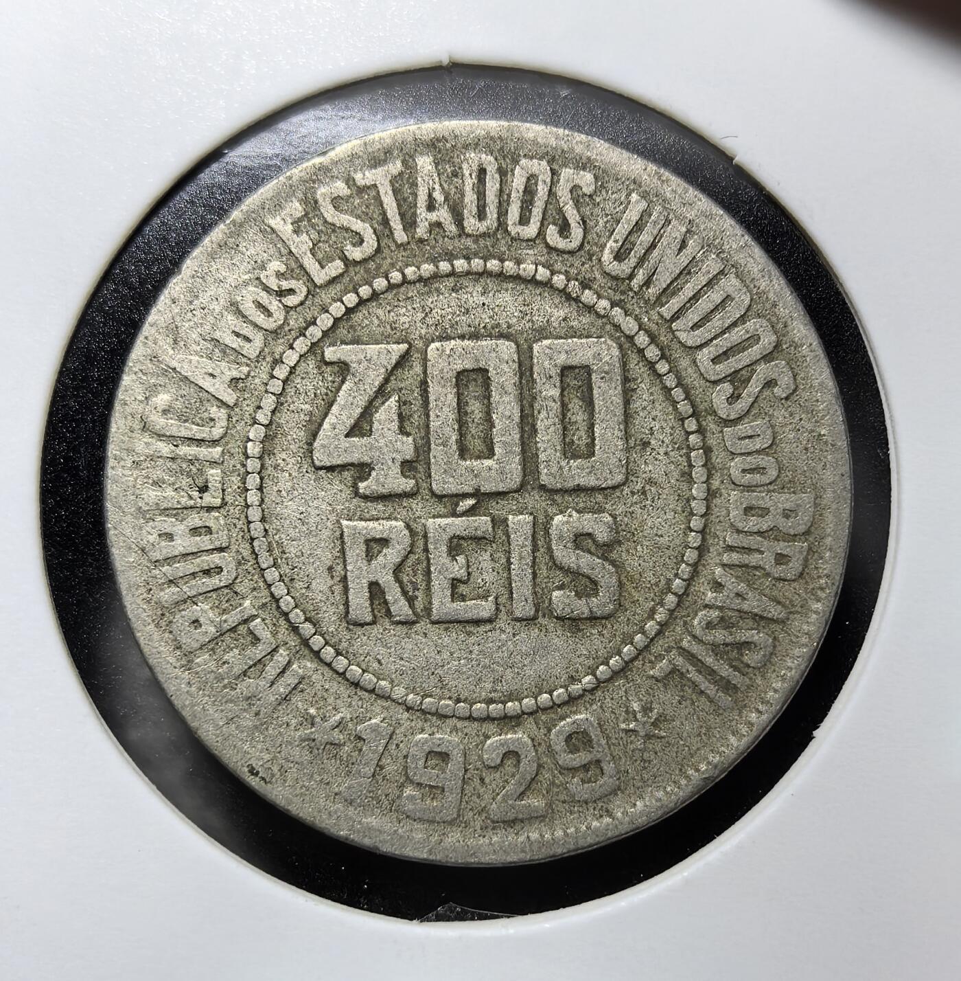 外国优质老铜币纪念币银币专场，周六晚上九点倒数截拍，满百包邮，周日发货,可寄存半年，喜欢朋友微信扫描二维码可直接参拍 巴西1929年 400 瑞斯币，发行于巴西合众国时期，正面为自由女神侧像，环绕 21 颗星代表巴西各州，背面标注面值与国名，是 1918-1935 年巴西核心流通辅币，承载巴西从帝国走向共和、货币近代化的历史，1942 年货币改革后退出流通。
