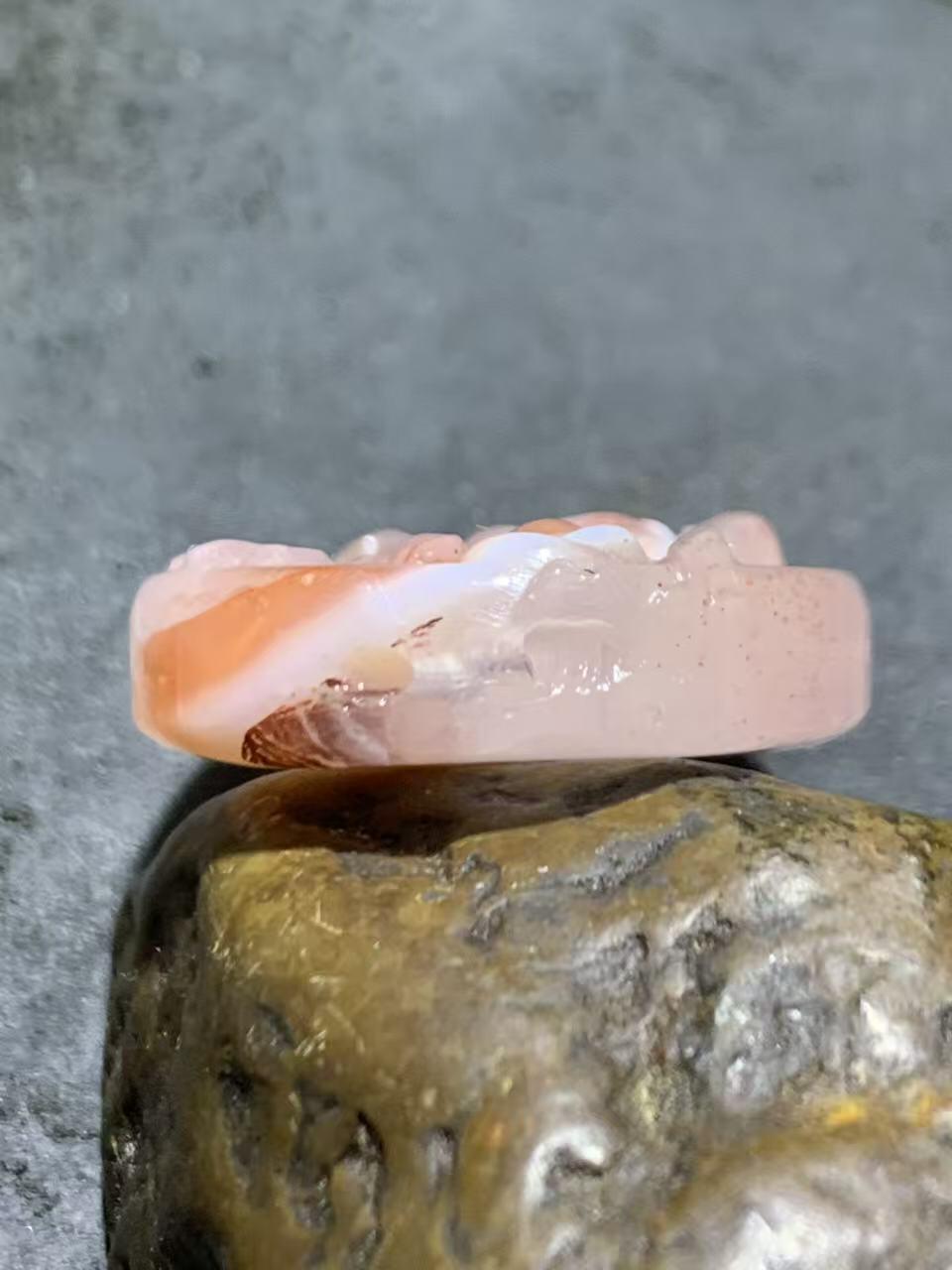 川料红白荔枝冻飘草花纹南红玛瑙雕刻蝶恋花吊坠一个，