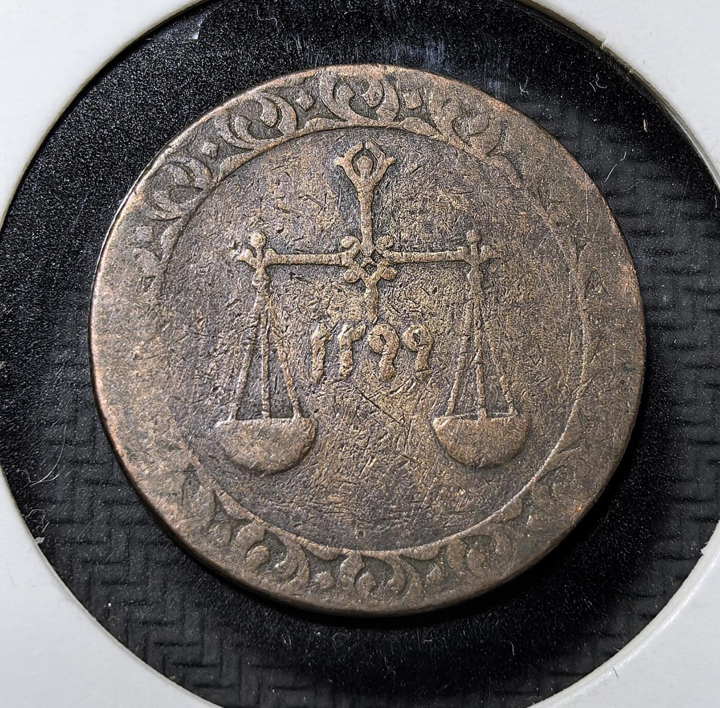 外国优质老铜币纪念币银币专场，周六晚上九点倒数截拍，满百包邮，周日发货,可寄存半年，喜欢朋友微信扫描二维码可直接参拍 桑给巴尔苏丹国天平铜币，天平图案象征公平交易，背面阿拉伯文铭文彰显苏丹权威，见证东非伊斯兰城邦贸易与殖民前货币史。