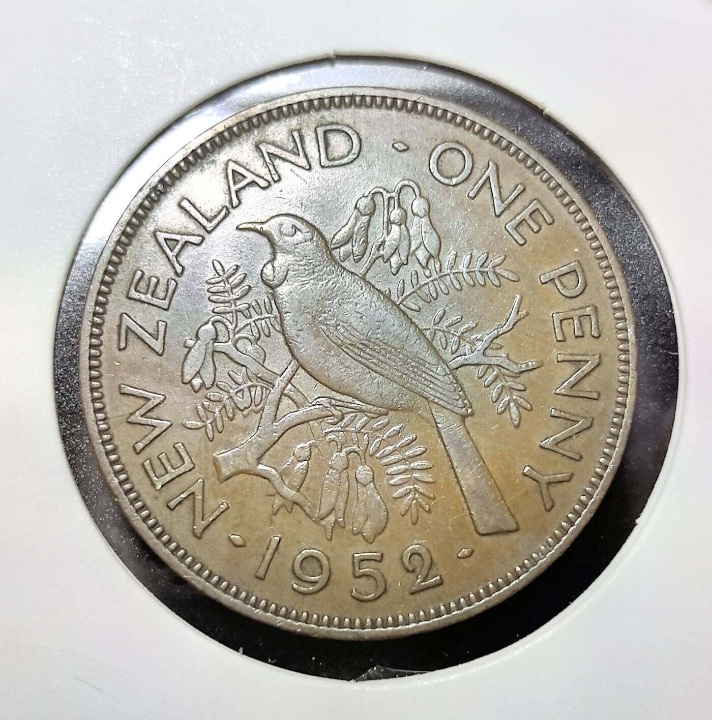 外国优质老铜币纪念币银币专场，周六晚上九点倒数截拍，满百包邮，周日发货,可寄存半年，喜欢朋友微信扫描二维码可直接参拍 新西兰1952 年1 便士铜币，发行于乔治六世统治末期，是新西兰独立后首套流通辅币的经典品种。蜜雀是新西兰特有鸟类，银钟花是本土植物，设计彰显新西兰国家认同。该币见证了新西兰从英属自治领走向完全独立的历程。