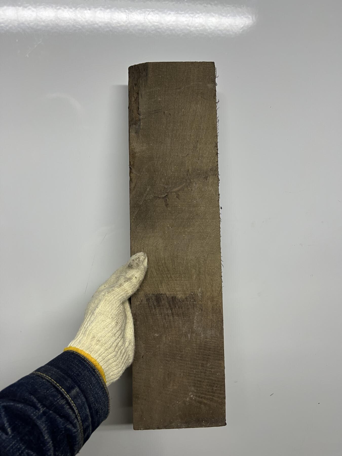 零元拍：NO.2金丝楠阴沉料满水波，切镇尺做牌子，无需打磨就已经金光闪闪。切牌子，做镇尺。满金丝药香，尺寸约：46/11.3/2.5CM。