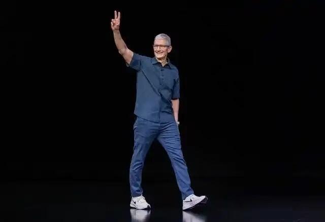 零元拍：苹果CEO蒂姆·库克和耐克全球CEO：艾略特·希尔（就是大家熟悉的中文名：贺雁峰）双签Nike✓特别版棒球帽，放心出价，你的决定一定“全对”！！！