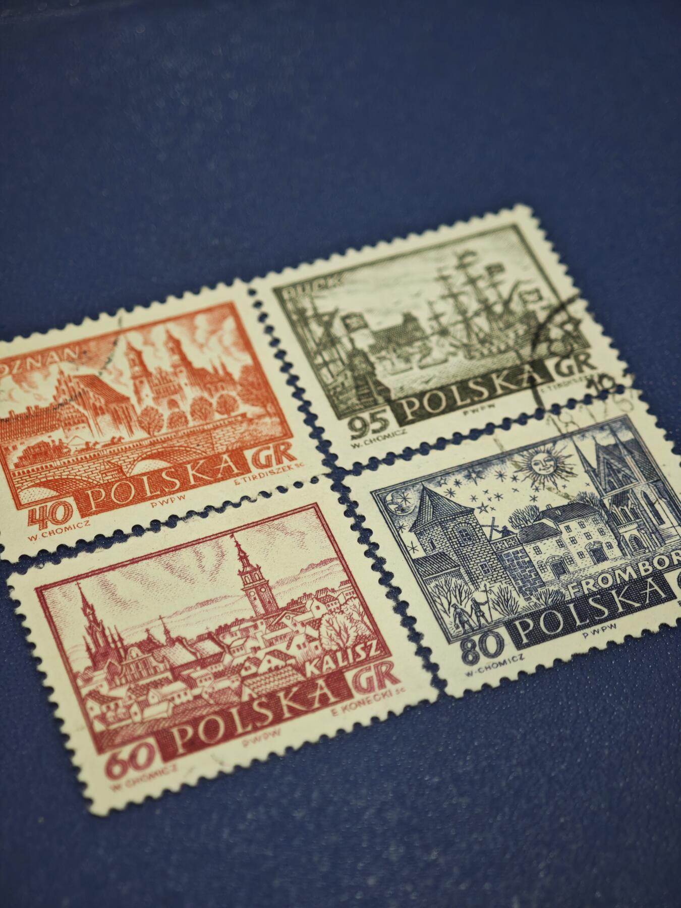 橙子收藏第八期(社会主义国家邮票专场) 这套邮票属于波兰经典的「波兰古城风光」系列，发行于20世纪50-60年代，以雕刻版工艺展现波兰各地的历史名城风貌，是当时波兰文化推广的重要载体。