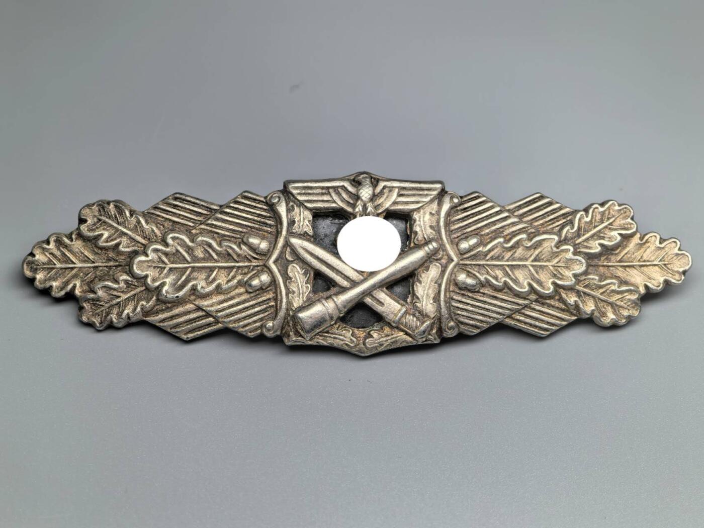 小驴勋章奖章收藏4月11日周六晚六点拍卖（珍爱和平，收藏战争，铭记历史，勿忘国耻，忠党爱国。有偿代拍，送拍规则在简介最后，参拍须阅读规则后再参拍，关系到运费包装发货时效真假辨别等关键信息，拍卖时不再发原图，看大图店主微信码在拍卖店铺介绍里） 得三银级近距离作战勋饰，背打R.S.厂标