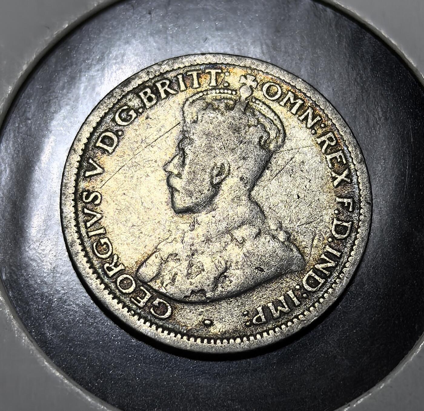 外国优质老铜币纪念币银币专场，周六晚上九点倒数截拍，满百包邮，周日发货,可寄存半年，喜欢朋友微信扫描二维码可直接参拍 带彩澳大利亚乔治五世1921 年六便士银币，为英属澳大利亚时期流通银币，币面塑袋鼠与鸸鹋盾徽，见证澳州早期自治、英联邦货币体系确立的历史。